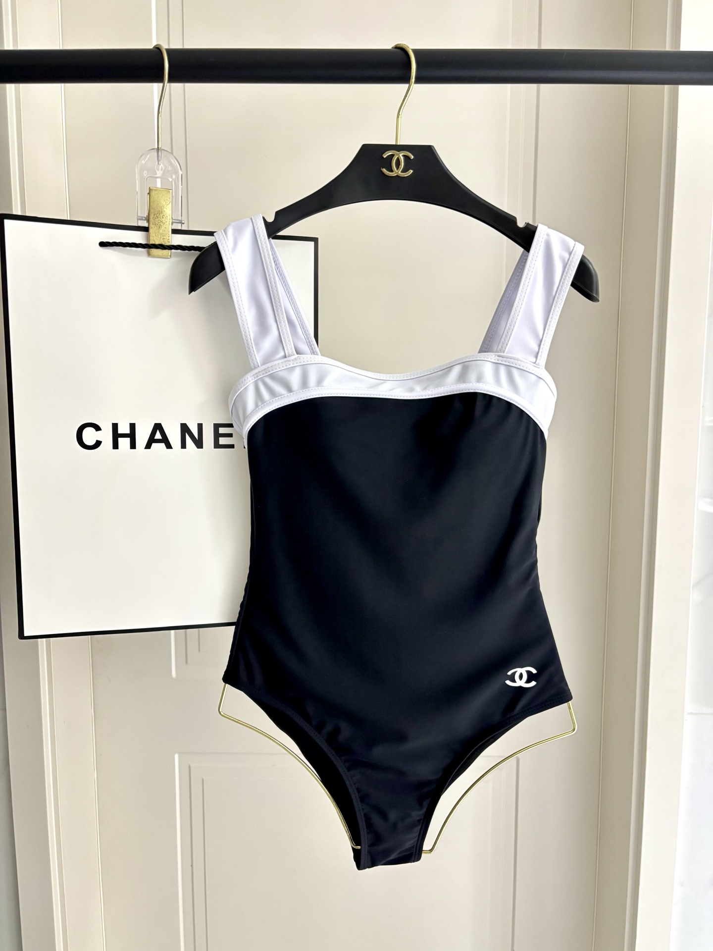 Chanel新款连体泳衣 经典黑白，解锁优雅度假格调 极简香风，拿捏高级泳装质感奢雅连体，泳池邮轮从容出