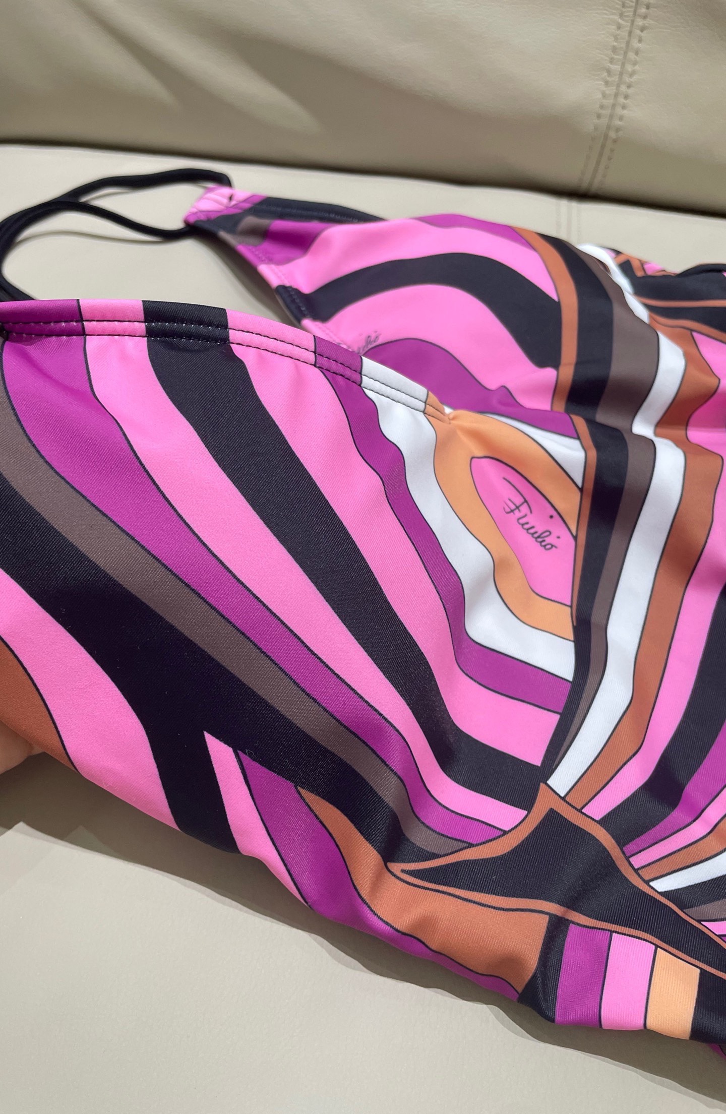 Pucci新款连体😍🥰适合多种场景的游泳衣🏊‍♀️海边 游泳池 温泉 水上乐园 漂流都可以😌内搭也完全可