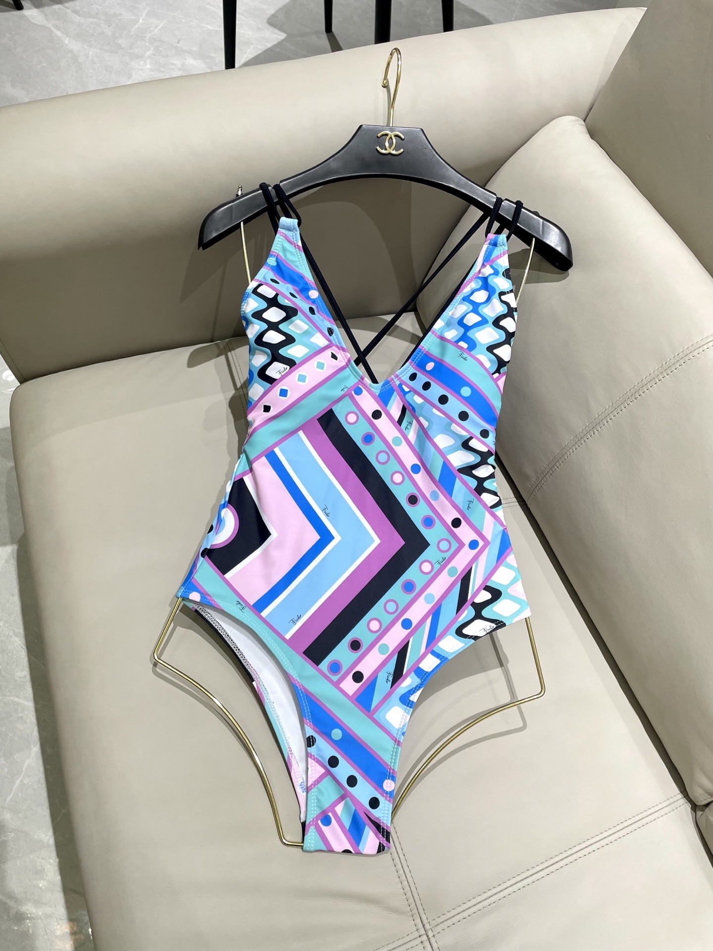 Pucci新款连体😍🥰适合多种场景的游泳衣🏊‍♀️海边 游泳池 温泉 水上乐园 漂流都可以😌内搭也完全可
