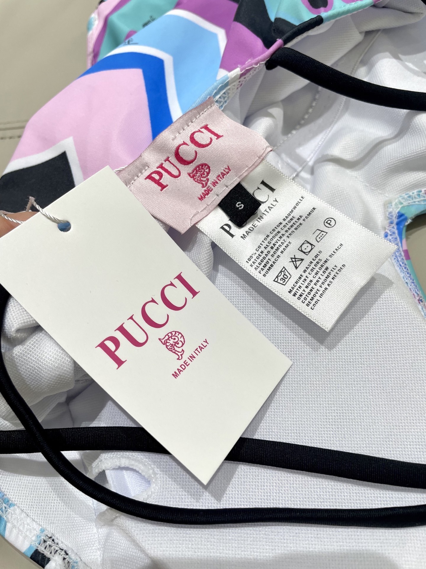 Pucci新款连体😍🥰适合多种场景的游泳衣🏊‍♀️海边 游泳池 温泉 水上乐园 漂流都可以😌内搭也完全可