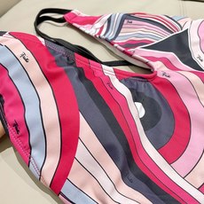 Pucci新款连体😍🥰适合多种场景的游泳衣🏊♀️海边 游泳池 温泉 水上乐园 漂流都可以😌内搭也完全可 Pucci新款连体😍🥰适合多种场景的游泳衣🏊♀️海边 游泳池 温泉 水上乐园 漂流都可以😌内搭也完全可
