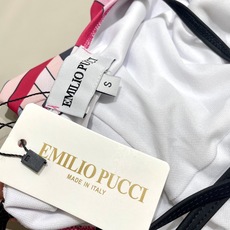 Pucci新款连体😍🥰适合多种场景的游泳衣🏊♀️海边 游泳池 温泉 水上乐园 漂流都可以😌内搭也完全可 Pucci新款连体😍🥰适合多种场景的游泳衣🏊♀️海边 游泳池 温泉 水上乐园 漂流都可以😌内搭也完全可