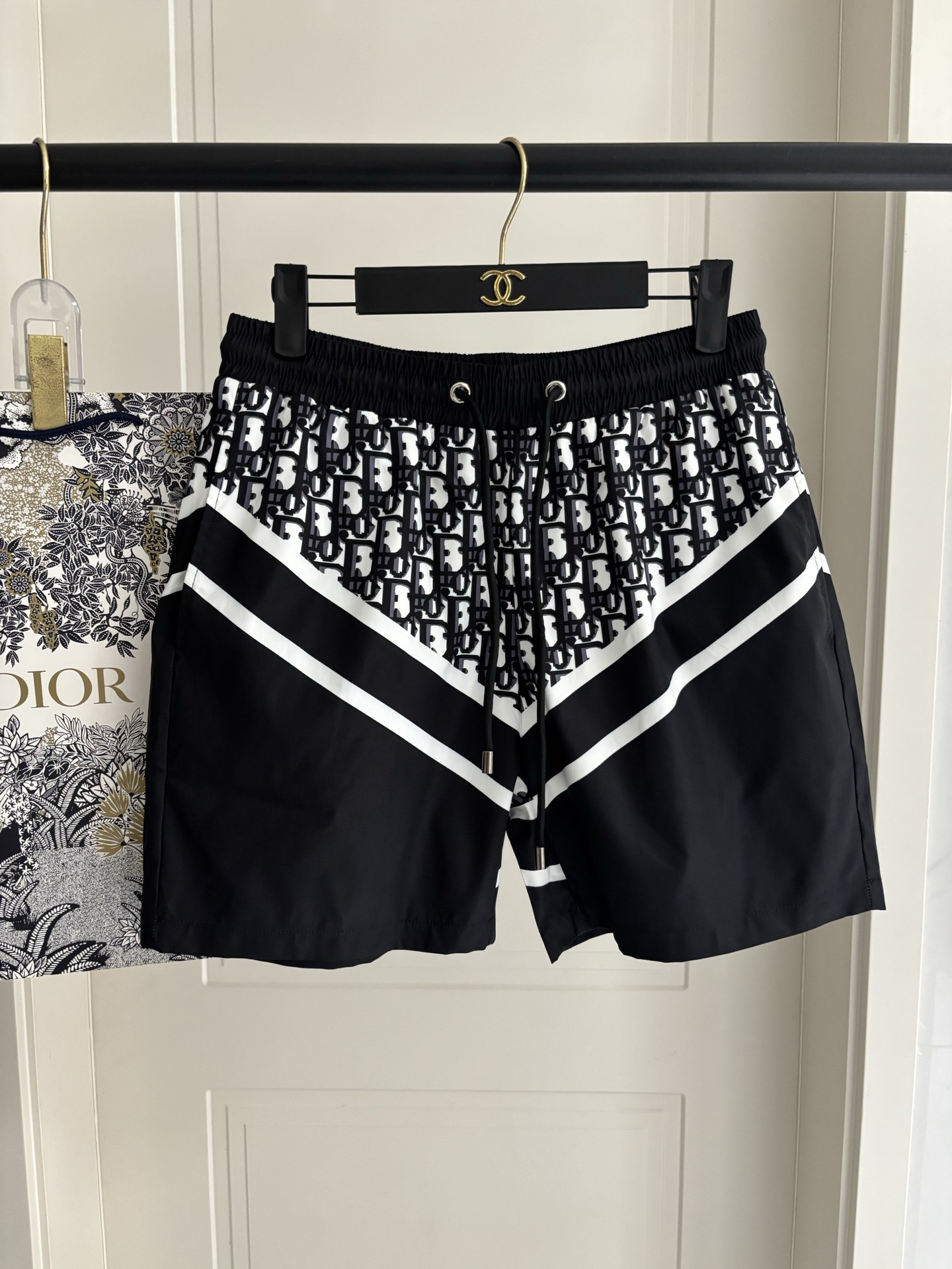 NO:814687,Dior's new 2026 spring and summer new beach shorts, five-point shorts!  The official website is synchronized with the original 1-1 replica, fine workmanship, and the original hardware has a delicate feel. It is a must-have item for summer. The upper body effect is super handsome, super realistic shooting, and close contact with the texture!  Size L19860909Dior新款 2026春夏季新款沙滩裤,五分短裤！官网同步 原版1-1复刻,做工精细,原版五金 手感细腻,夏季必备单品、上身效果超帅气,超真实拍摄、零距离接触质感！码数L Xl 2Xl 泳衣泳裤比基尼,泳衣，泳裤，比基尼,dior,shorts,swimsuits,bikinis,accessory