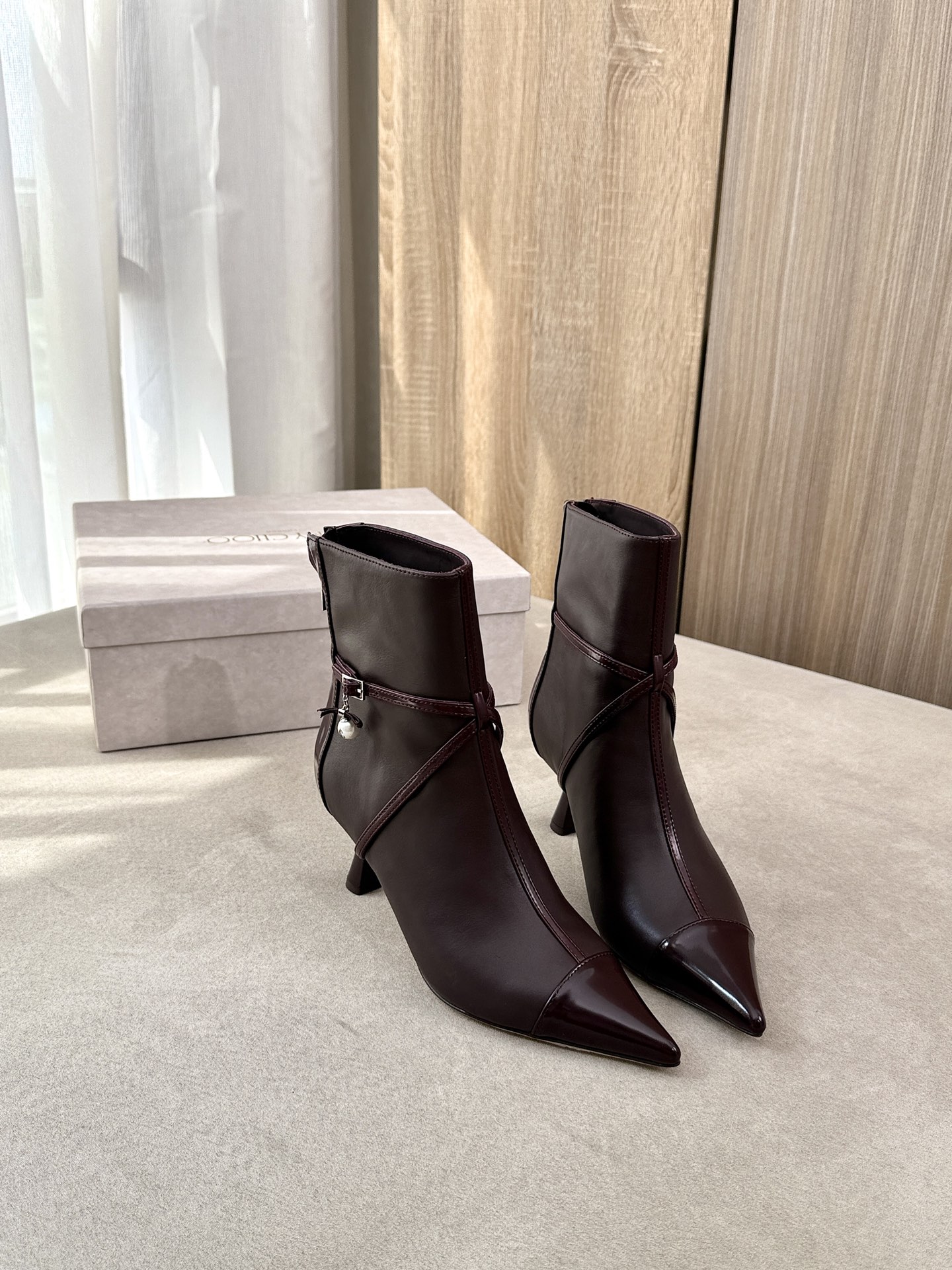 NO:679500,Jimmy Choo 2025SS early autumn new horseshoe heel short boots play the balance of elegance and handsomeness to the extreme. It uses soft polished calfskin to make the shoe body. You can feel the delicate and moist leather when you touch your fingertips. It will reflect the soft luster with your steps as you walk, quietly hiding the gentle texture of women. What is even more surprising is that the iconic buckles and pearl pendants embellished on the shoe body seem to add a touch of agility to the original simple naked boots.  Breaking the dullness and monotony of conventional bare boots. When the elegant pearl elements collide with the neutral handsomeness of the boots, the two styles are cleverly blended. They are neither too soft and procrastinating, nor too tough and lose the feminine charm. Whether paired with a skirt or jeans, it can make the outfit instantly outstanding. Every step makes not only the sharp sound of the horseshoe heel, but also the confidence and sophistication of fashionable women!  Material: Upper cowhide, lining, and foot pads cowhide!  Italian leather outsole 6.5cm heel!  Size 35-39 (size 34.40 can be customized), boots, jimmy choo, boots, skirts, jeans, cowhide, Leather soles19860909Jimmy Choo2025SS早秋新款马蹄跟短靴 把优雅与帅气的平衡玩到了极致 它选用柔软的抛光小牛皮打造鞋身 指尖触碰时能感受到皮质的细腻温润 行走间还会随着步伐折射出柔和的光泽 悄悄藏住属于女性的温柔质感 更让人惊喜的是 鞋身点缀的标志性搭扣与珍珠吊饰 像给原本简约的裸靴添了一抹灵动 打破了常规裸靴的沉闷与单调 当优雅的珍珠元素撞上靴子自带的中性帅气 两种风格巧妙融合 既不会过分柔美显拖沓 也不会过于硬朗失了女性韵味 不管是搭配半身裙还是牛仔裤 都能让穿搭瞬间出彩 每一步踩出的不仅是马蹄跟的利落声响 更是属于时尚女性的自信与精致！ 材质鞋面牛皮 内里、垫脚牛皮！意大利真皮大底6.5cm鞋跟！ 尺码35-39（34.40码可定做）,靴子,jimmy choo,boots,skirts,jeans,cowhide,Leather soles,Women's Shoes