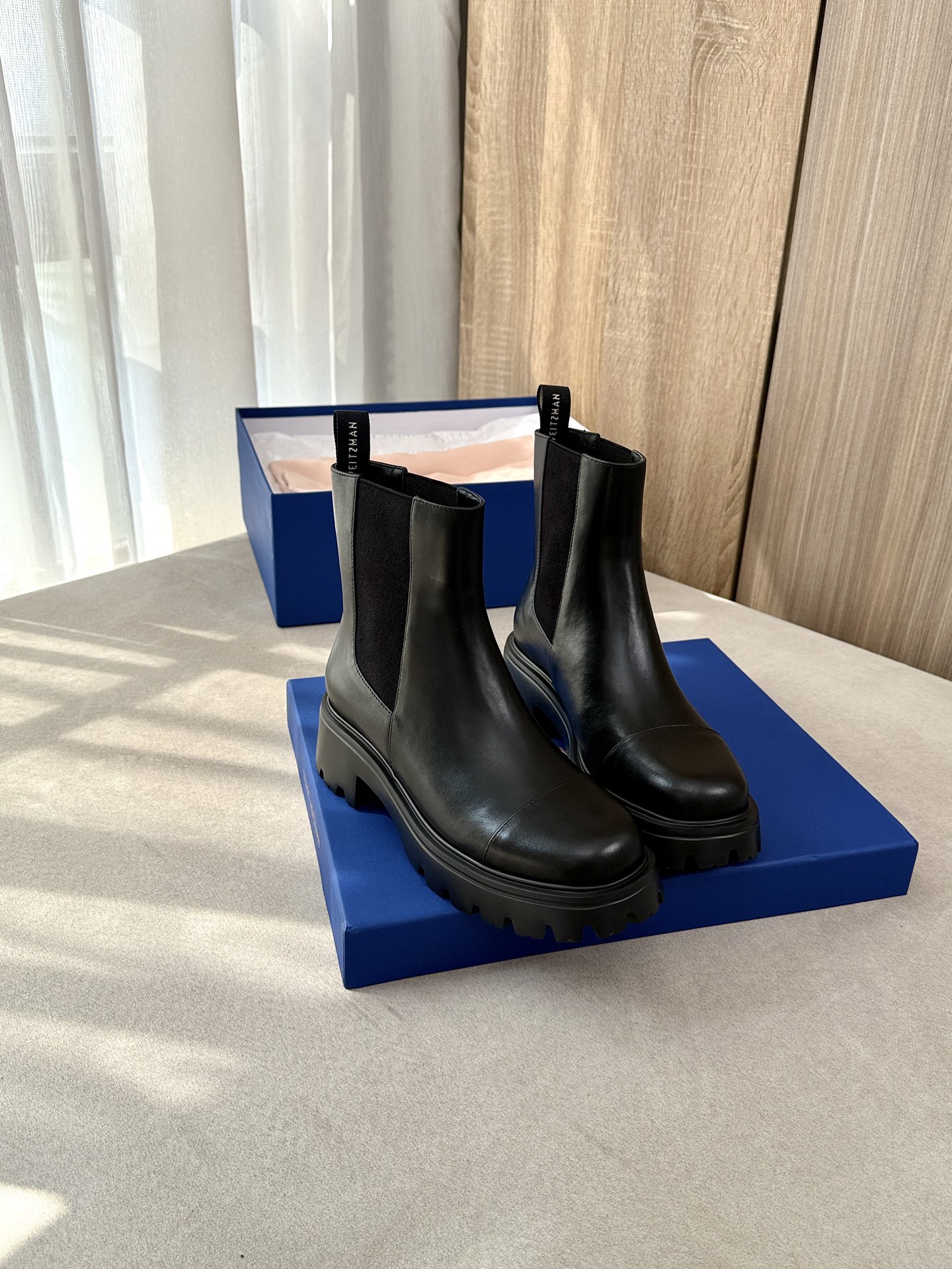 NO:593624,The top version of Dongguan-made Stuart Weitzman SOHO SW series thick-soled Chelsea boots!  !  The quality and texture are exquisite. The core of the boot body is made of high-quality black cowhide. The leather is tight and delicate with natural luster. It has excellent flexibility and is not easy to wrinkle after long-term wear. It can maintain the straight shape of the boot for a long time. The boot shaft is made of high-elastic high-quality fabric, which has uniform elasticity and strong resilience.  , fits the legs without tightness, and has good breathability to avoid the problem of stuffy feet. The whole boot is full of details, the stitching is neat and precise, the stitch spacing and depth are always consistent, there are no skipping or missing stitches, the stitching is naturally connected with the leather and elastic fabric, and the edge of the boot opening  It has been carefully edged to make it smooth and non-abrasive. The sole is made of lightweight and wear-resistant composite rubber. The 60mm groove design not only greatly reduces the bulkiness of traditional thick soles, but also enhances grip and prevents slipping on wet roads. It also improves wear resistance to extend the wear time.  The wearing life, coupled with the scientific structure of half leather + half micro-elasticity and the convenient put-on and take-off design, not only ensure the support of the boot body, adapt to different leg circumferences, but also achieve efficient putting on and taking off and a comfortable experience of long-term walking. Size 35-39, boots, stuart  weitzman,boots,cowhide19860909莞产顶级版本 Stuart Weitzman SOHO SW系列厚底切尔西短靴！！ 品质与质感上尽显考究,靴身核心采用高品质黑色牛皮,皮质紧实细腻且自带自然光泽,柔韧度出众,久穿不易起皱,能长久维持靴型挺括；靴筒则搭配高弹优质面料,弹力均匀回弹性强,贴合腿部无紧绷感,还兼具良好透气性,避免闷脚问题.整靴工艺细节拉满,走线工整精密,针脚间距与深浅始终一致,无跳线、漏线瑕疵,缝线与皮革、弹力面料衔接自然,靴口边缘更经精细包边处理,光滑不磨脚；鞋底选用轻盈耐磨的复合橡胶材质,60mm沟纹设计不仅大幅减轻传统厚底的笨重感,还能增强抓地力、应对潮湿路面不打滑,同时提升耐磨性以延长穿着寿命,再加上半皮革+半微弹力的科学结构与便捷穿脱设计,既保障靴身支撑性、适配不同腿围,又能实现高效穿脱与长时间行走的舒适体验.尺码35-39码,靴子,stuart weitzman,boots,cowhide,Women's Shoes