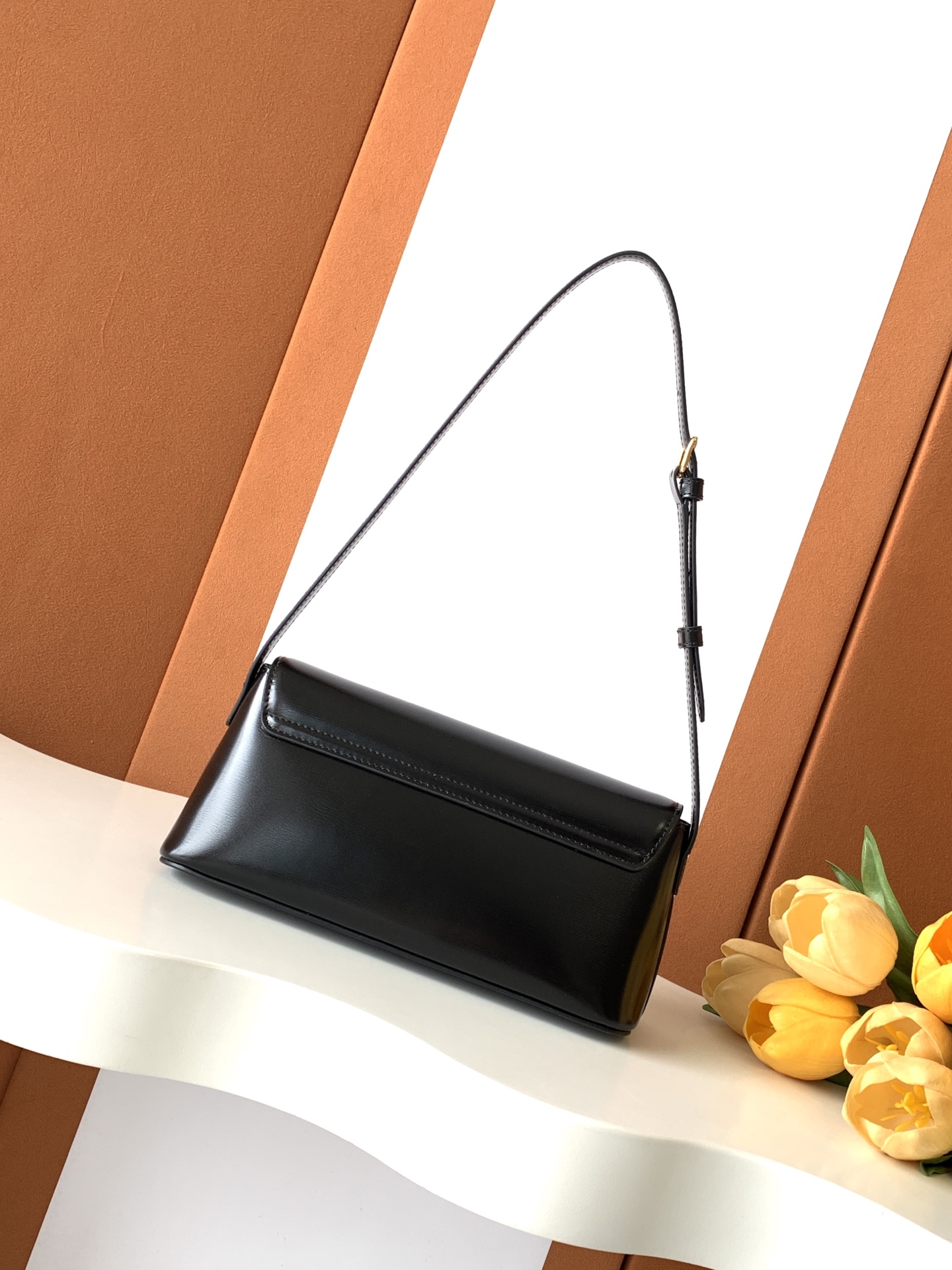 Fendi 最新品肩背包 小牛皮，全钢五金 高级感法式款