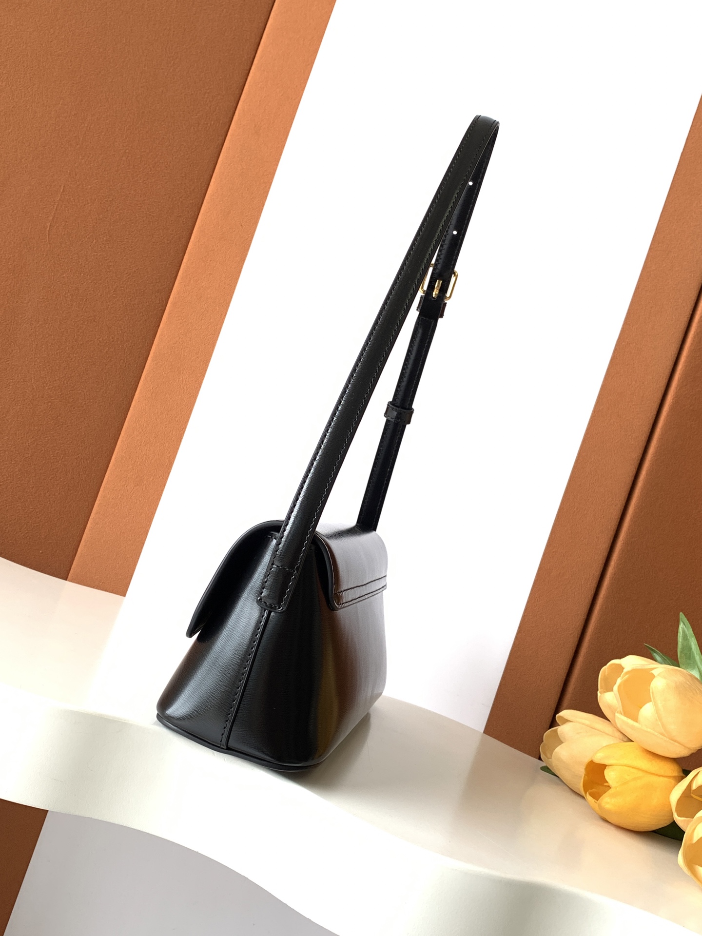 Fendi 最新品肩背包 小牛皮，全钢五金 高级感法式款