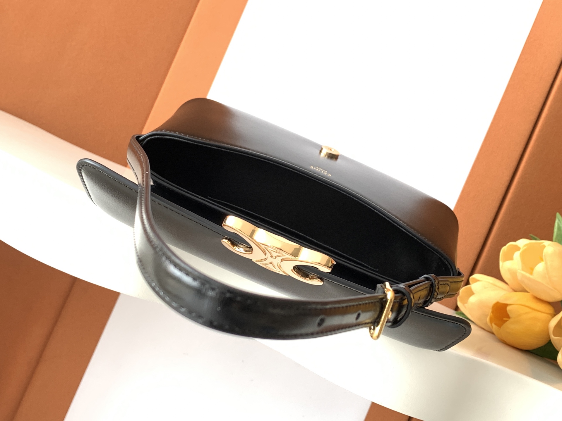 Fendi 最新品肩背包 小牛皮，全钢五金 高级感法式款