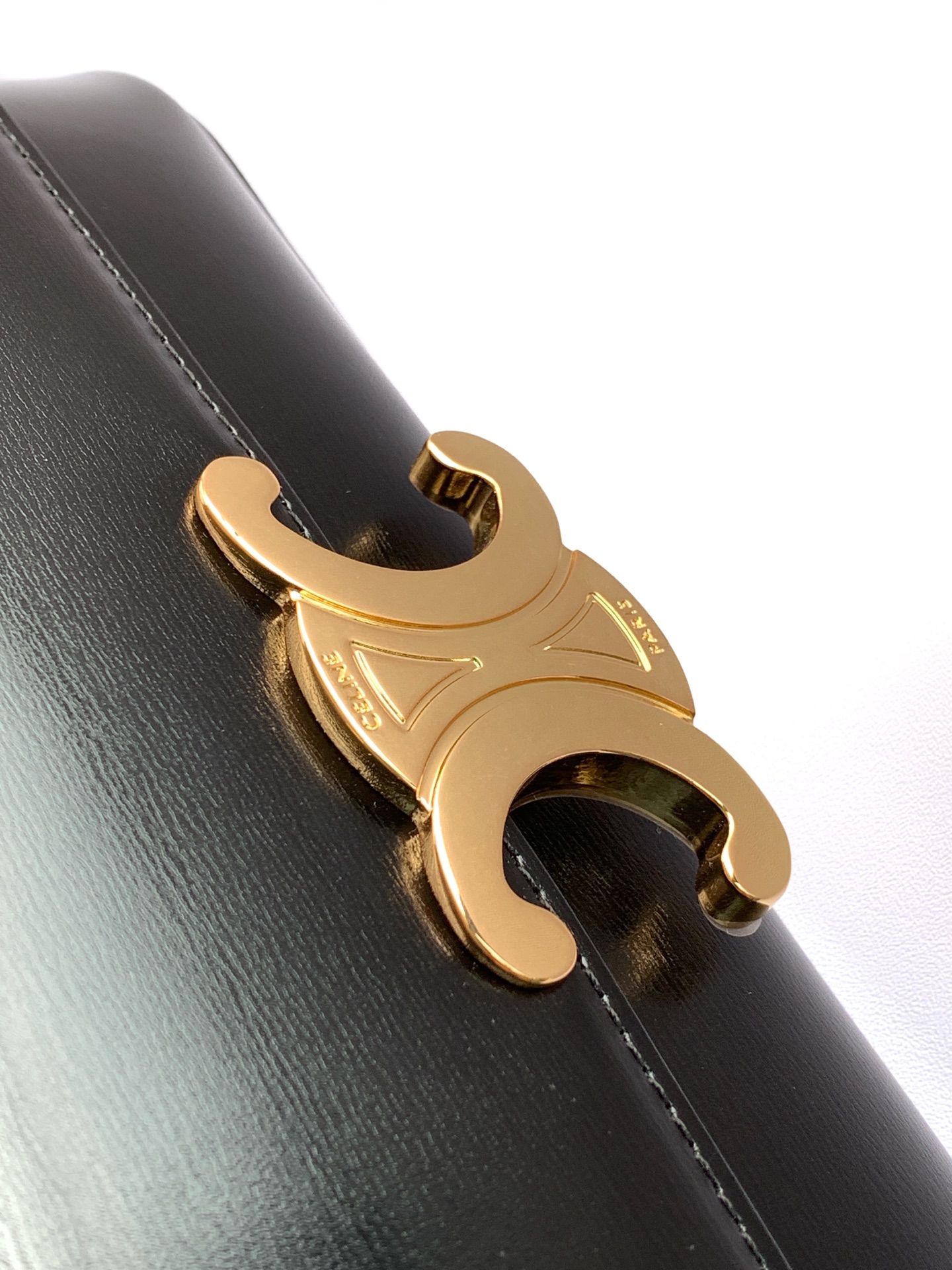 Fendi 最新品肩背包 小牛皮，全钢五金 高级感法式款