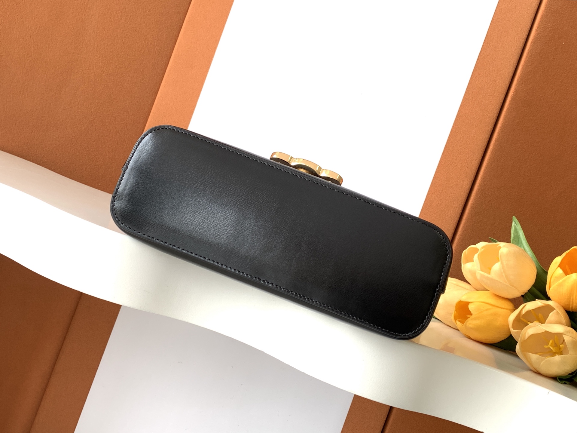 Fendi 最新品肩背包 小牛皮，全钢五金 高级感法式款