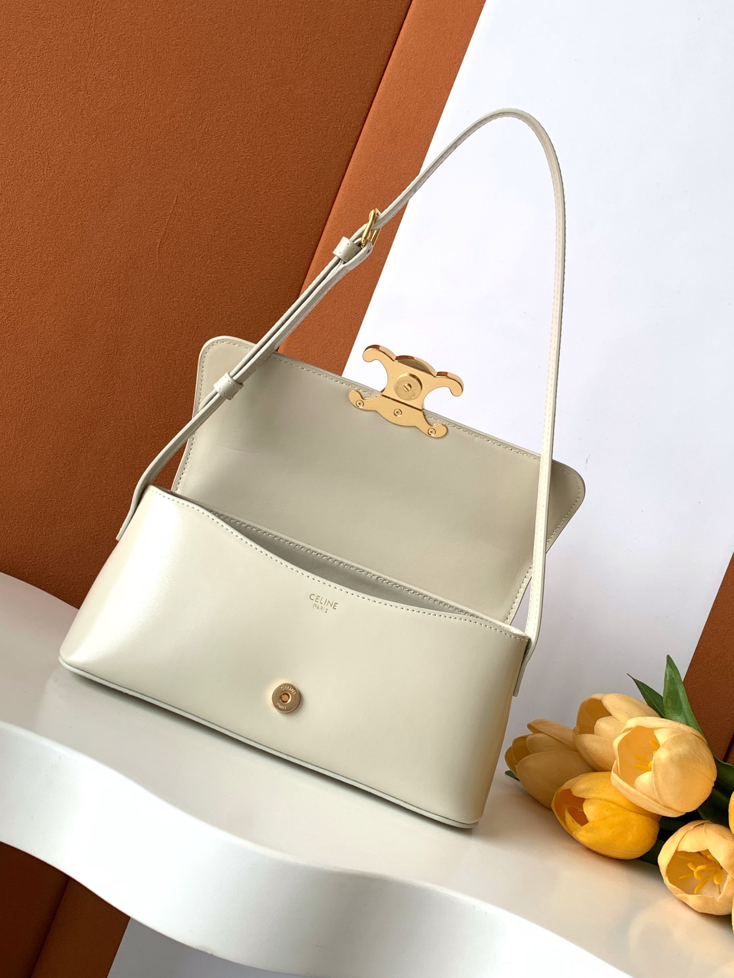 Fendi 最新品肩背包 小牛皮，全钢五金 高级感法式款