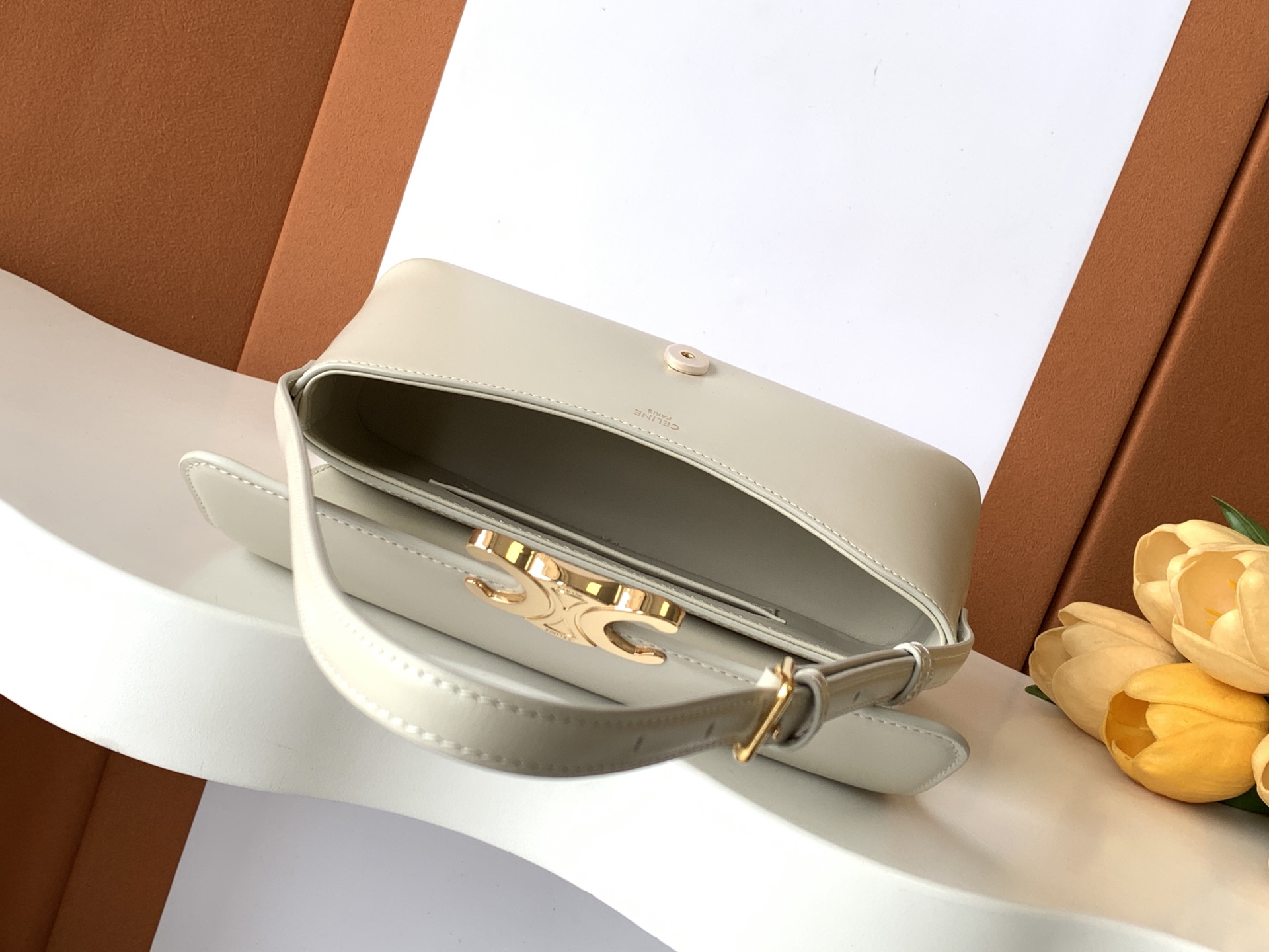 Fendi 最新品肩背包 小牛皮，全钢五金 高级感法式款