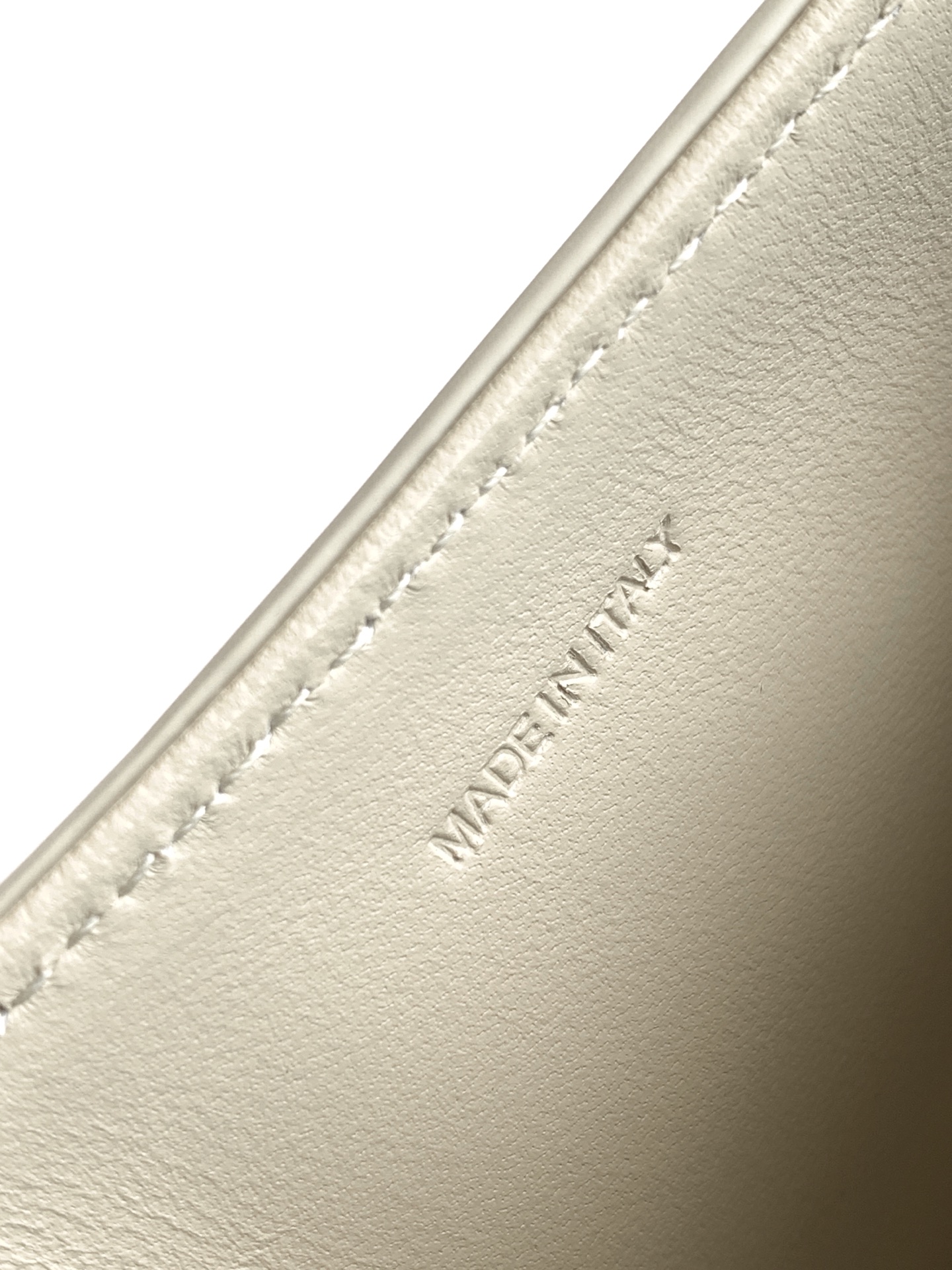 Fendi 最新品肩背包 小牛皮，全钢五金 高级感法式款