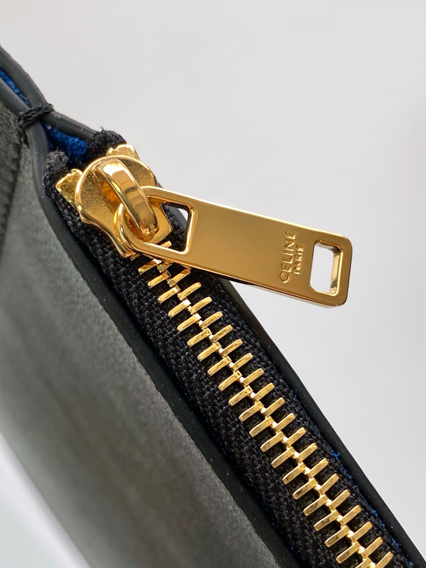 Chloé 新品上线 CE｜新款CUBE中号采用全新的高级天然粒面小牛皮制作，手感柔软细腻，低调又有辨识度