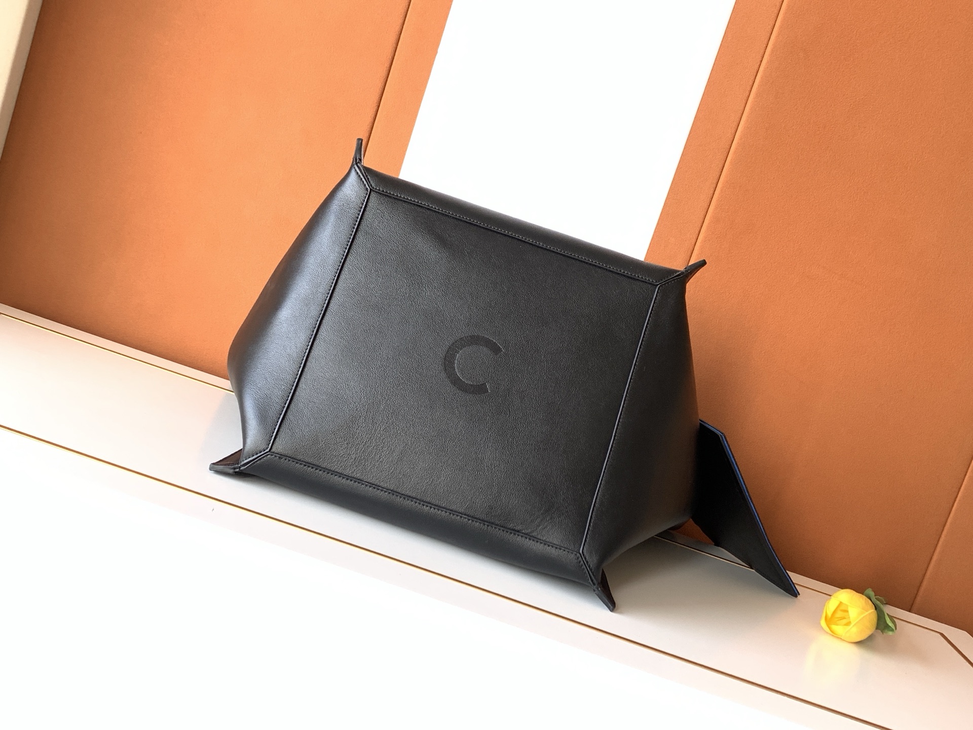 Chloé 新品上线 CE｜新款CUBE中号采用全新的高级天然粒面小牛皮制作，手感柔软细腻，低调又有辨识度