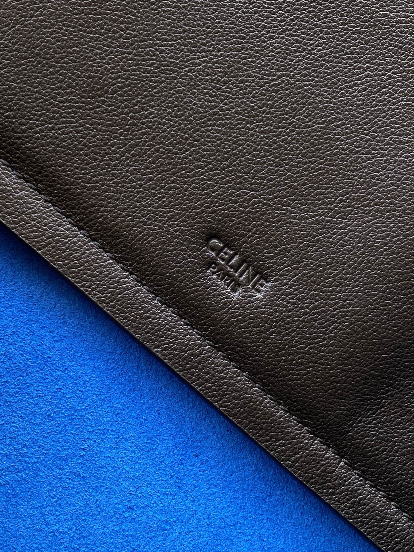 Chloé 新品上线 CE｜新款CUBE中号采用全新的高级天然粒面小牛皮制作，手感柔软细腻，低调又有辨识度