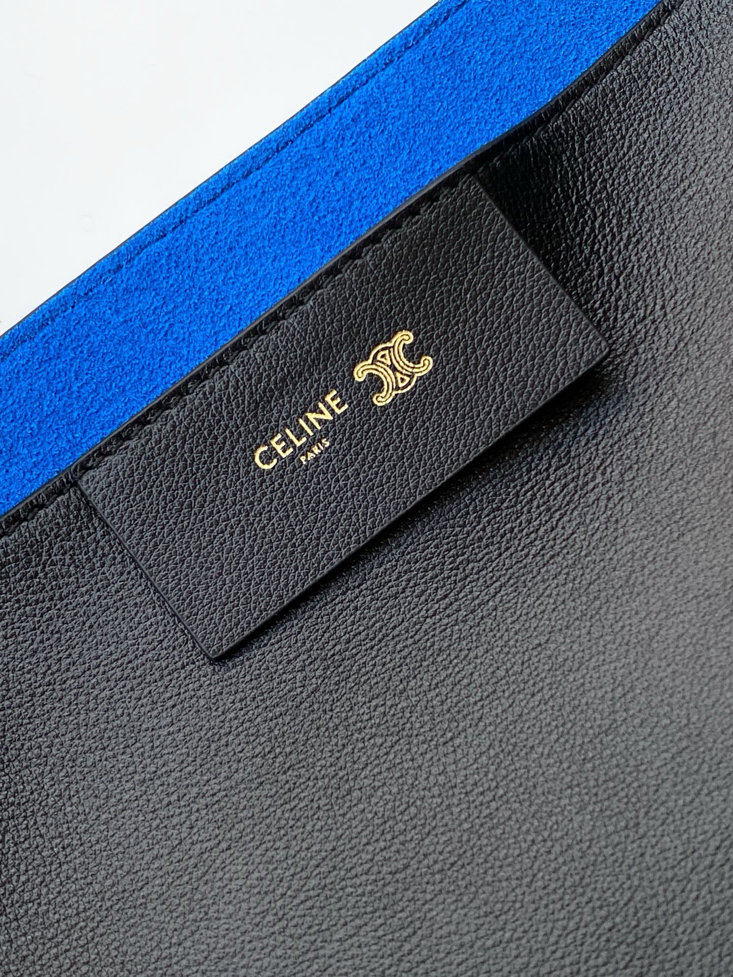 Chloé 新品上线 CE｜新款CUBE中号采用全新的高级天然粒面小牛皮制作，手感柔软细腻，低调又有辨识度
