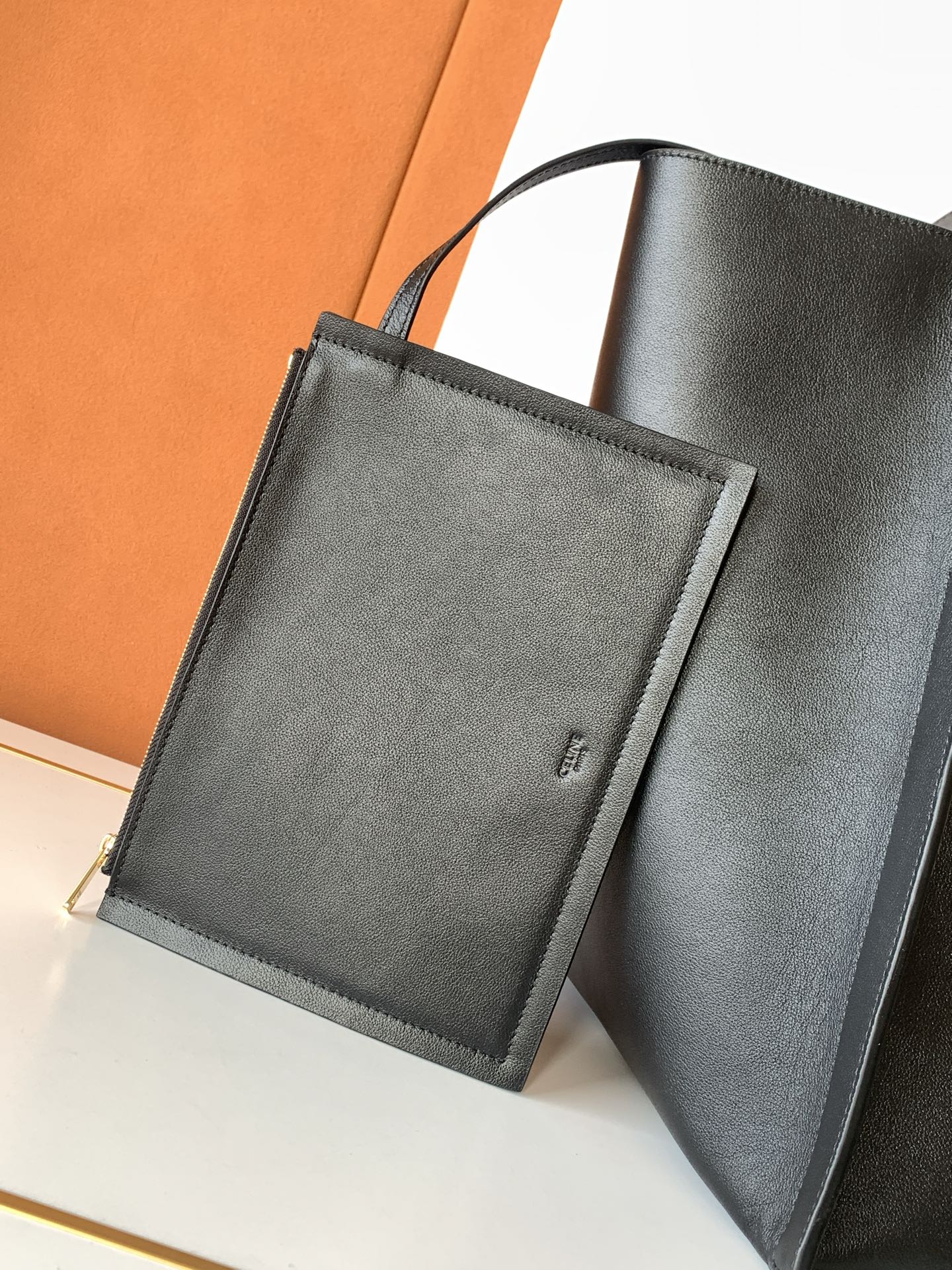 Chloé 新品上线 CE｜新款CUBE中号采用全新的高级天然粒面小牛皮制作，手感柔软细腻，低调又有辨识度