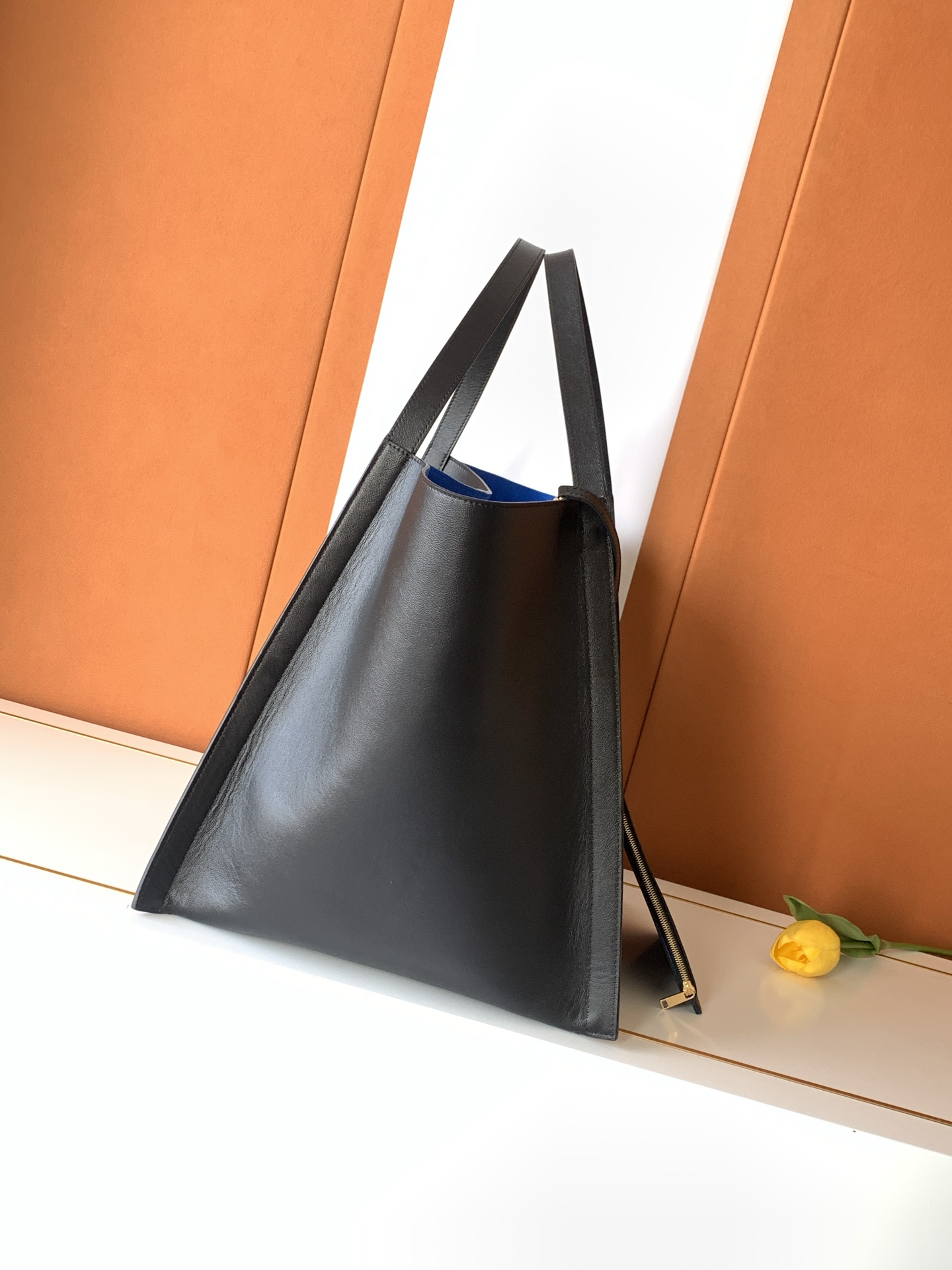 Chloé 新品上线 CE｜新款CUBE中号采用全新的高级天然粒面小牛皮制作，手感柔软细腻，低调又有辨识度