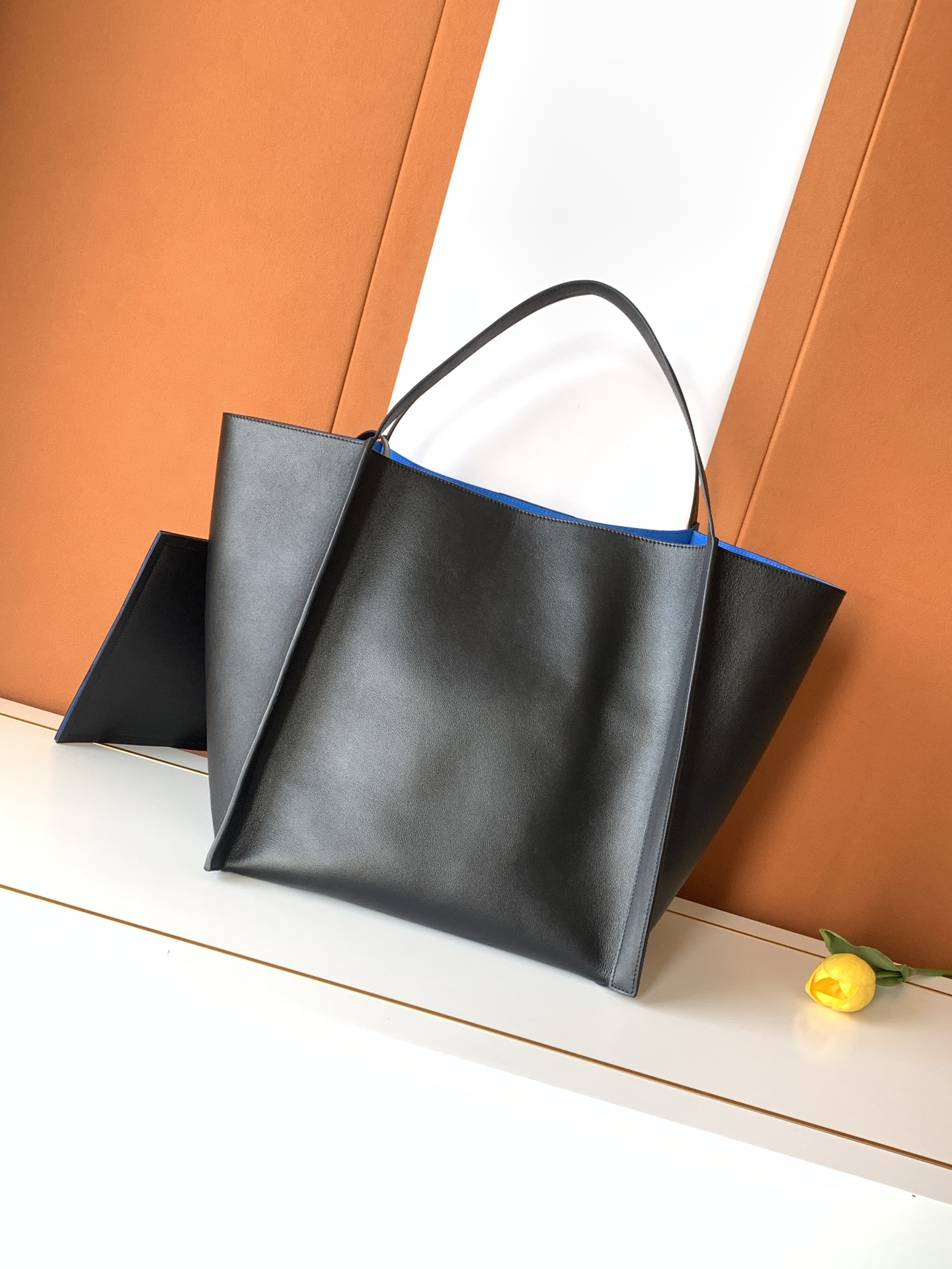 Chloé 新品上线 CE｜新款CUBE中号采用全新的高级天然粒面小牛皮制作，手感柔软细腻，低调又有辨识度
