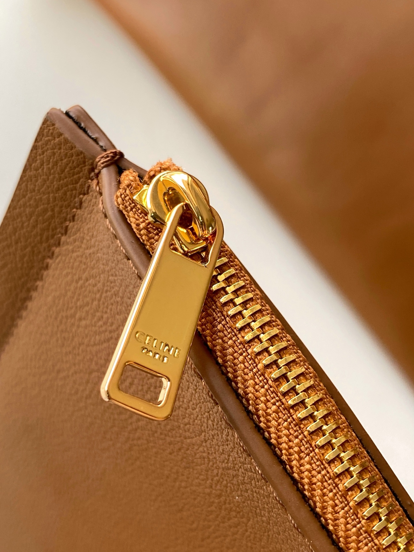 Chloé 新品上线 CE｜新款CUBE中号采用全新的高级天然粒面小牛皮制作，手感柔软细腻，低调又有辨识度