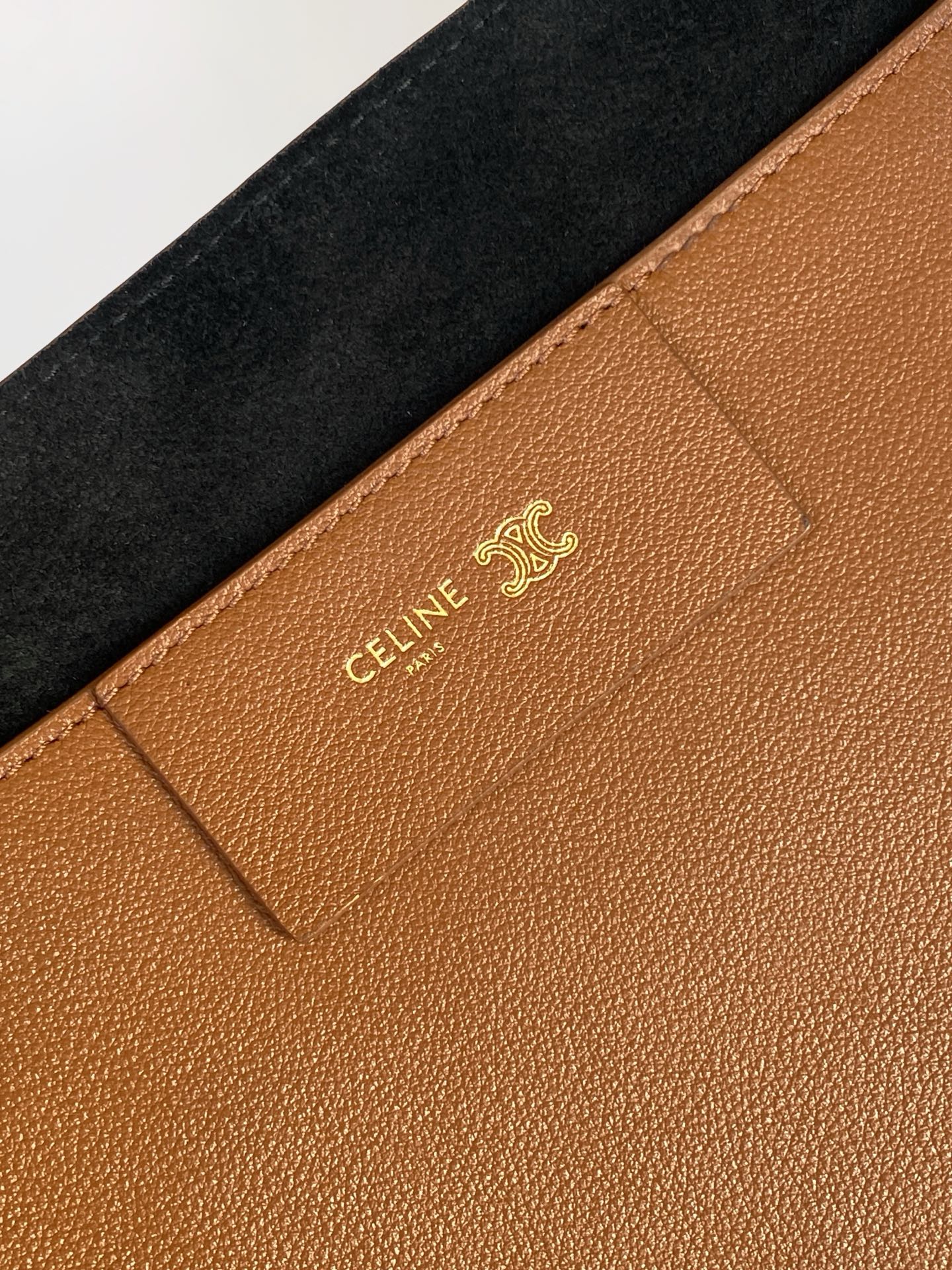 Chloé 新品上线 CE｜新款CUBE中号采用全新的高级天然粒面小牛皮制作，手感柔软细腻，低调又有辨识度