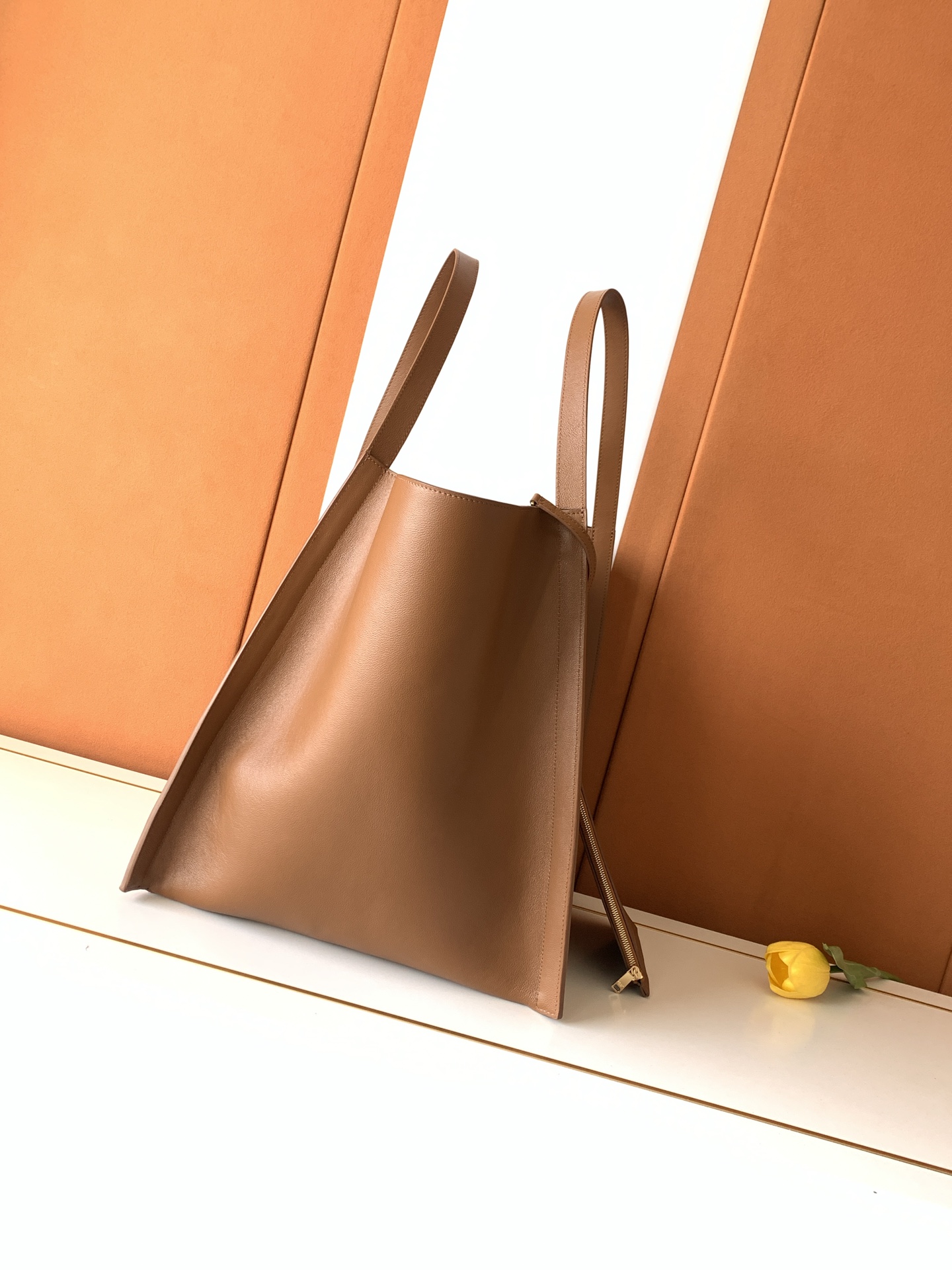 Chloé 新品上线 CE｜新款CUBE中号采用全新的高级天然粒面小牛皮制作，手感柔软细腻，低调又有辨识度