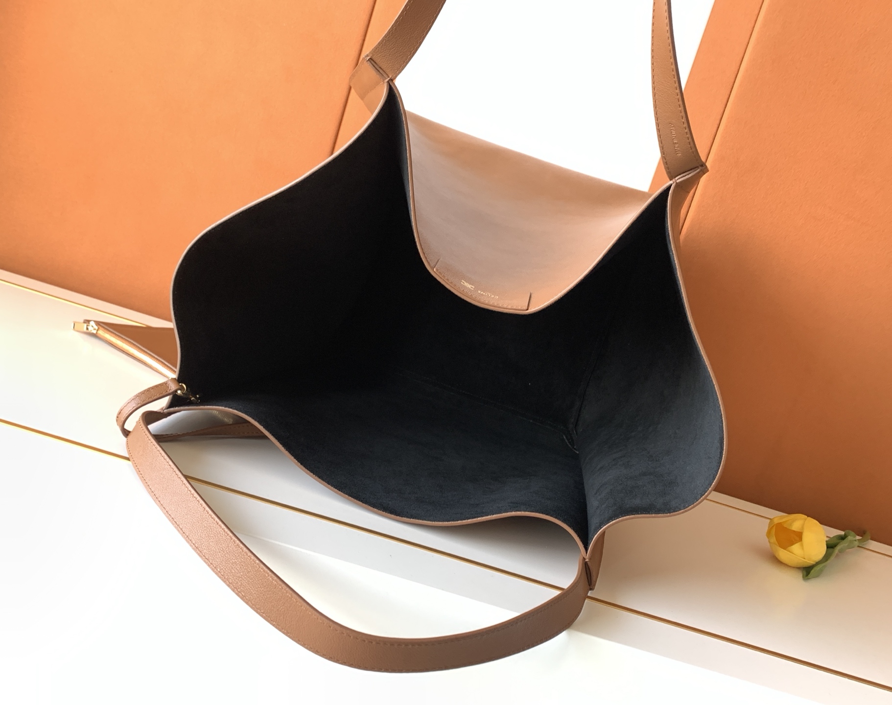 Chloé 新品上线 CE｜新款CUBE中号采用全新的高级天然粒面小牛皮制作，手感柔软细腻，低调又有辨识度
