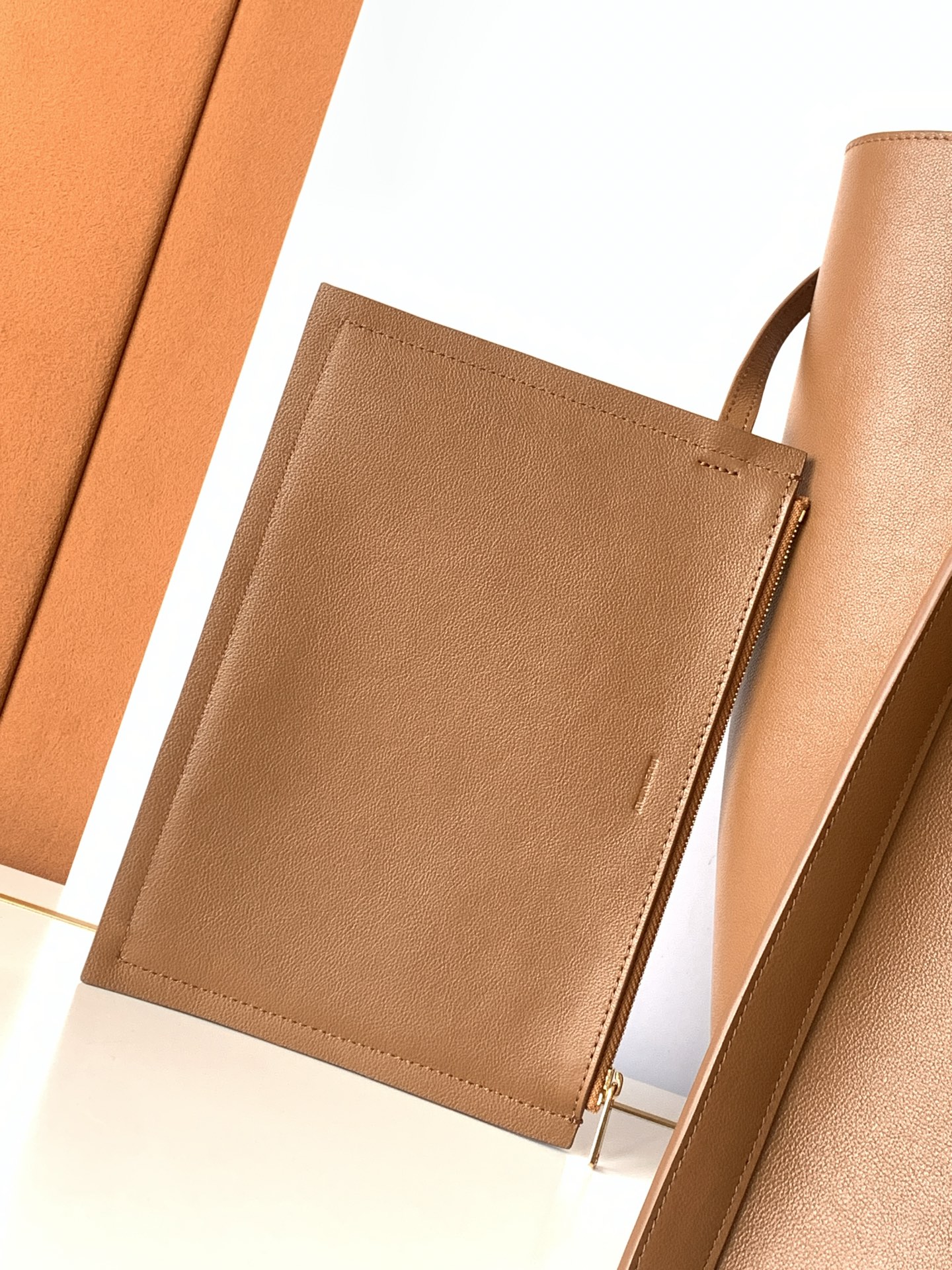 Chloé 新品上线 CE｜新款CUBE中号采用全新的高级天然粒面小牛皮制作，手感柔软细腻，低调又有辨识度