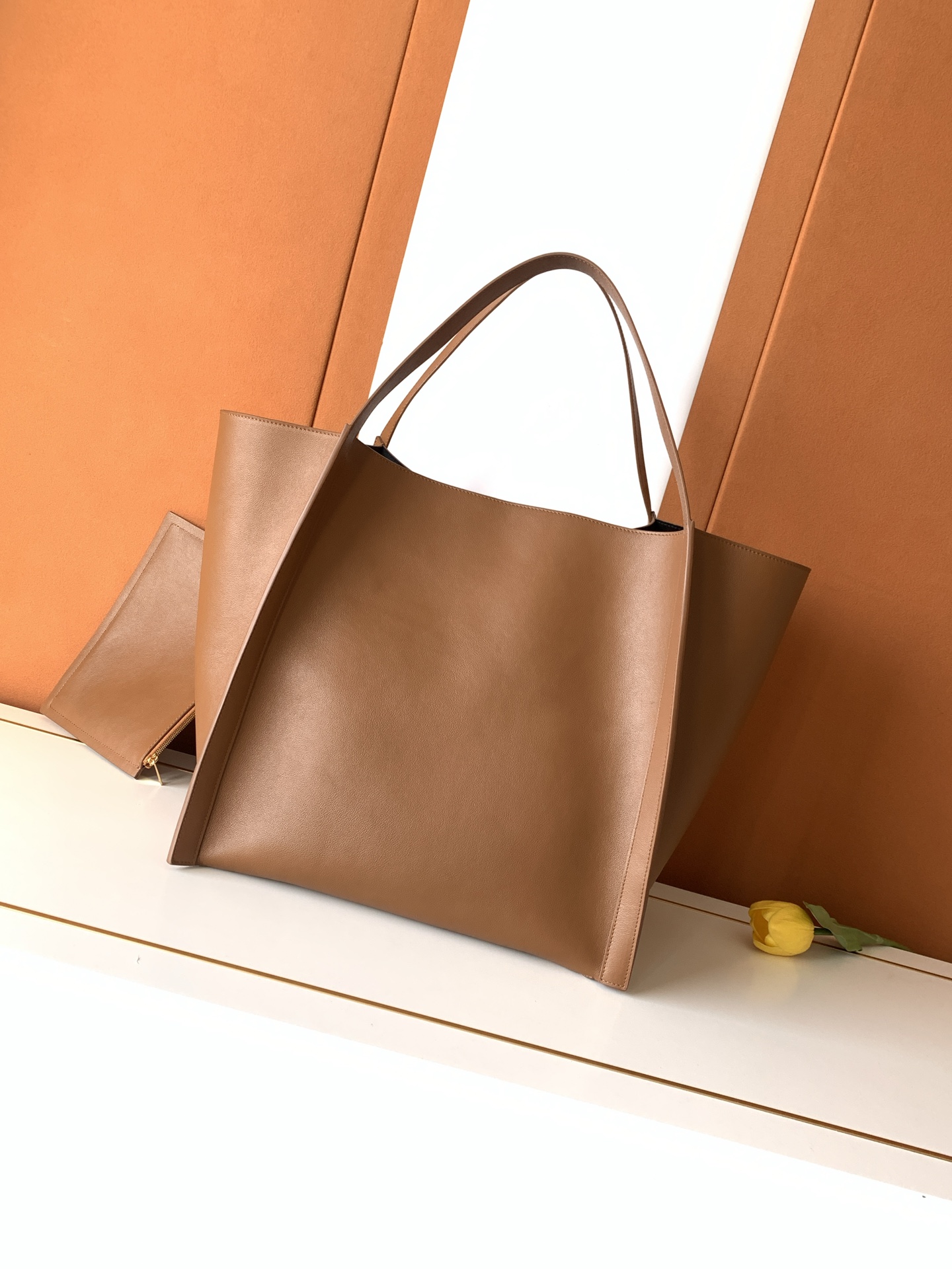 Chloé 新品上线 CE｜新款CUBE中号采用全新的高级天然粒面小牛皮制作，手感柔软细腻，低调又有辨识度