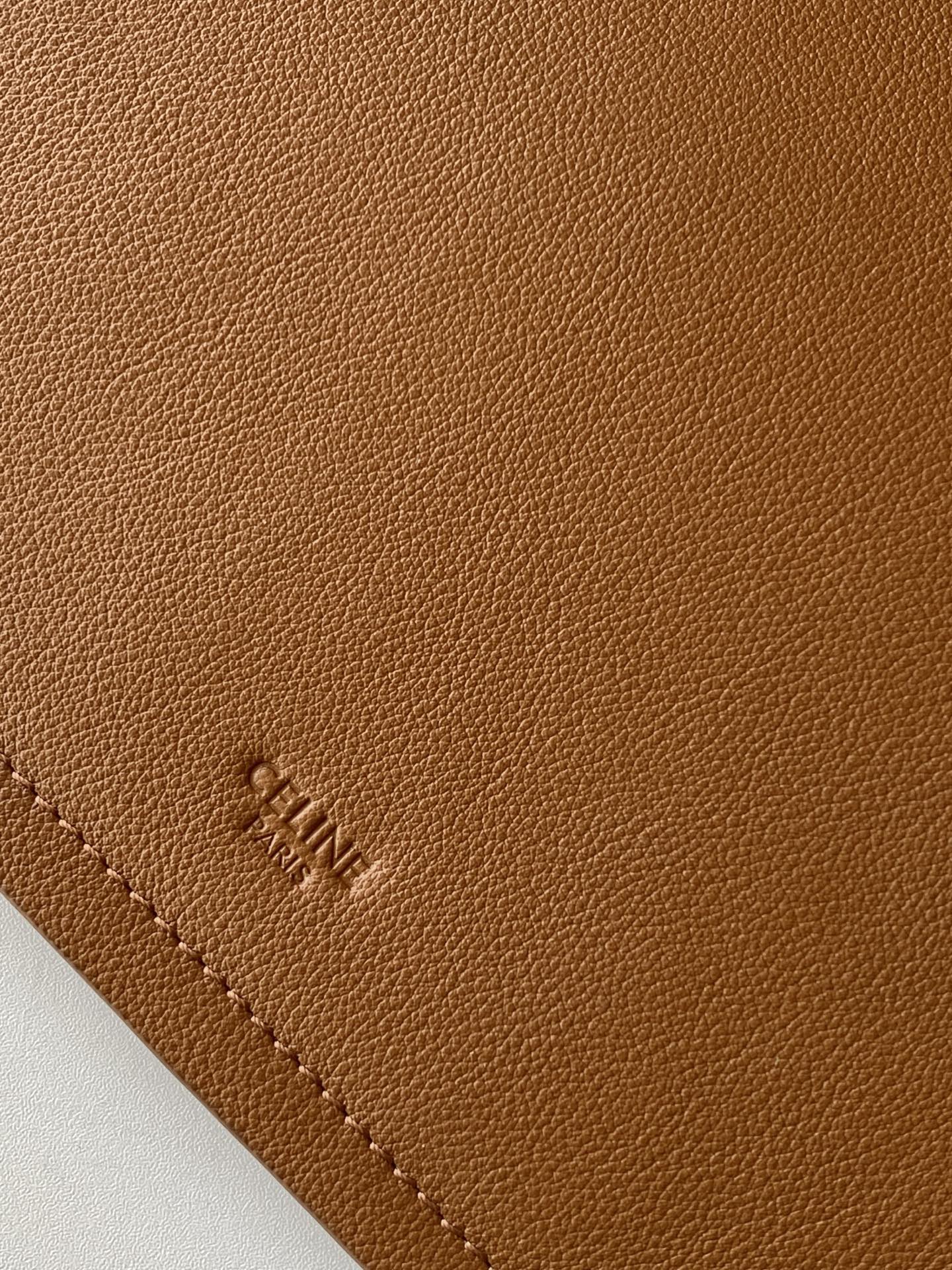 Chloé 新品上线 CE｜新款CUBE中号采用全新的高级天然粒面小牛皮制作，手感柔软细腻，低调又有辨识度