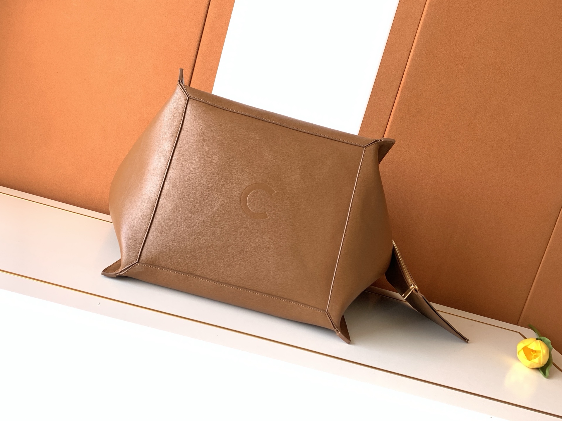 Chloé 新品上线 CE｜新款CUBE中号采用全新的高级天然粒面小牛皮制作，手感柔软细腻，低调又有辨识度