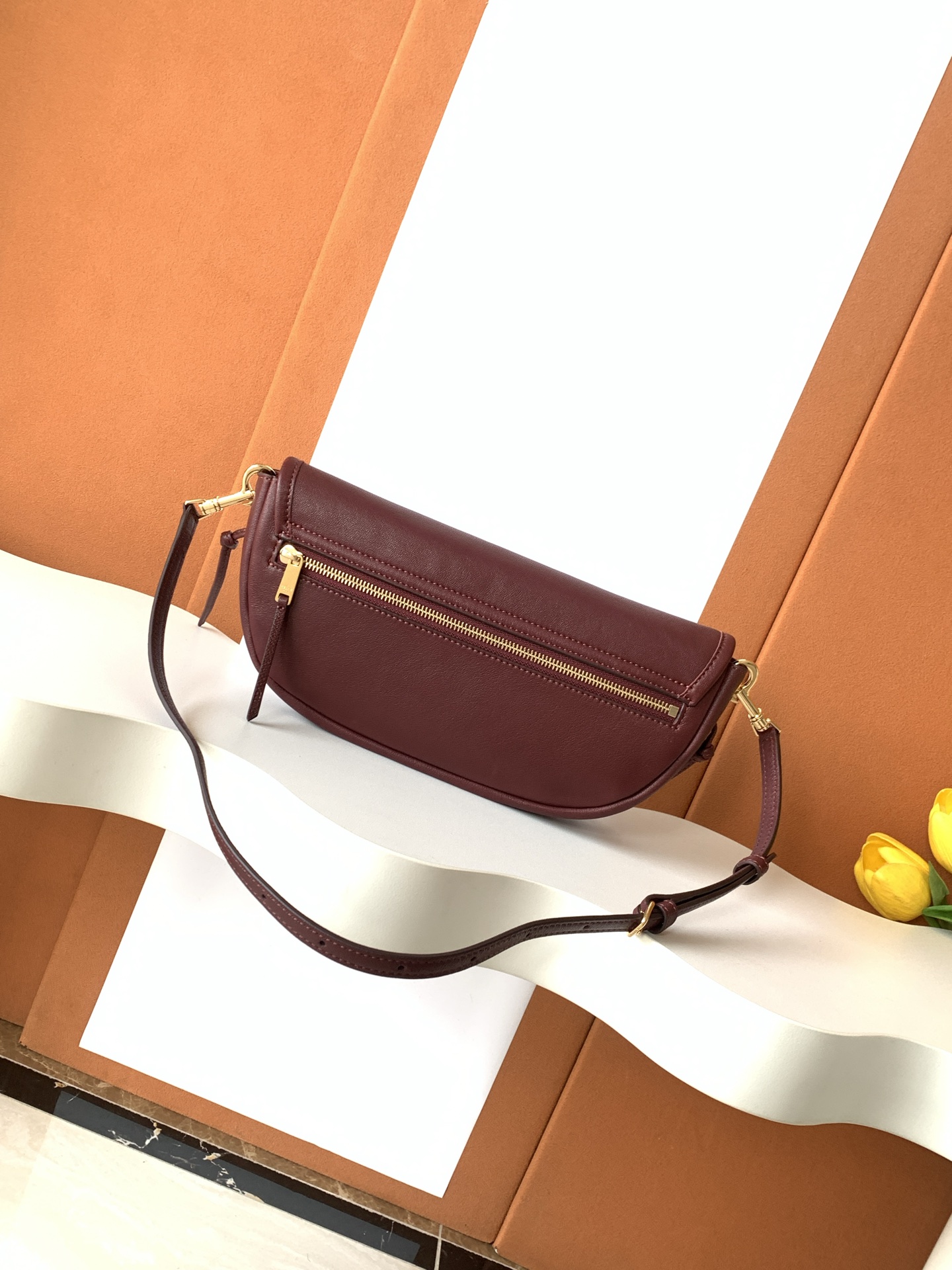 Fendi 全钢五金CE Halfmoon 半月包 mini到货