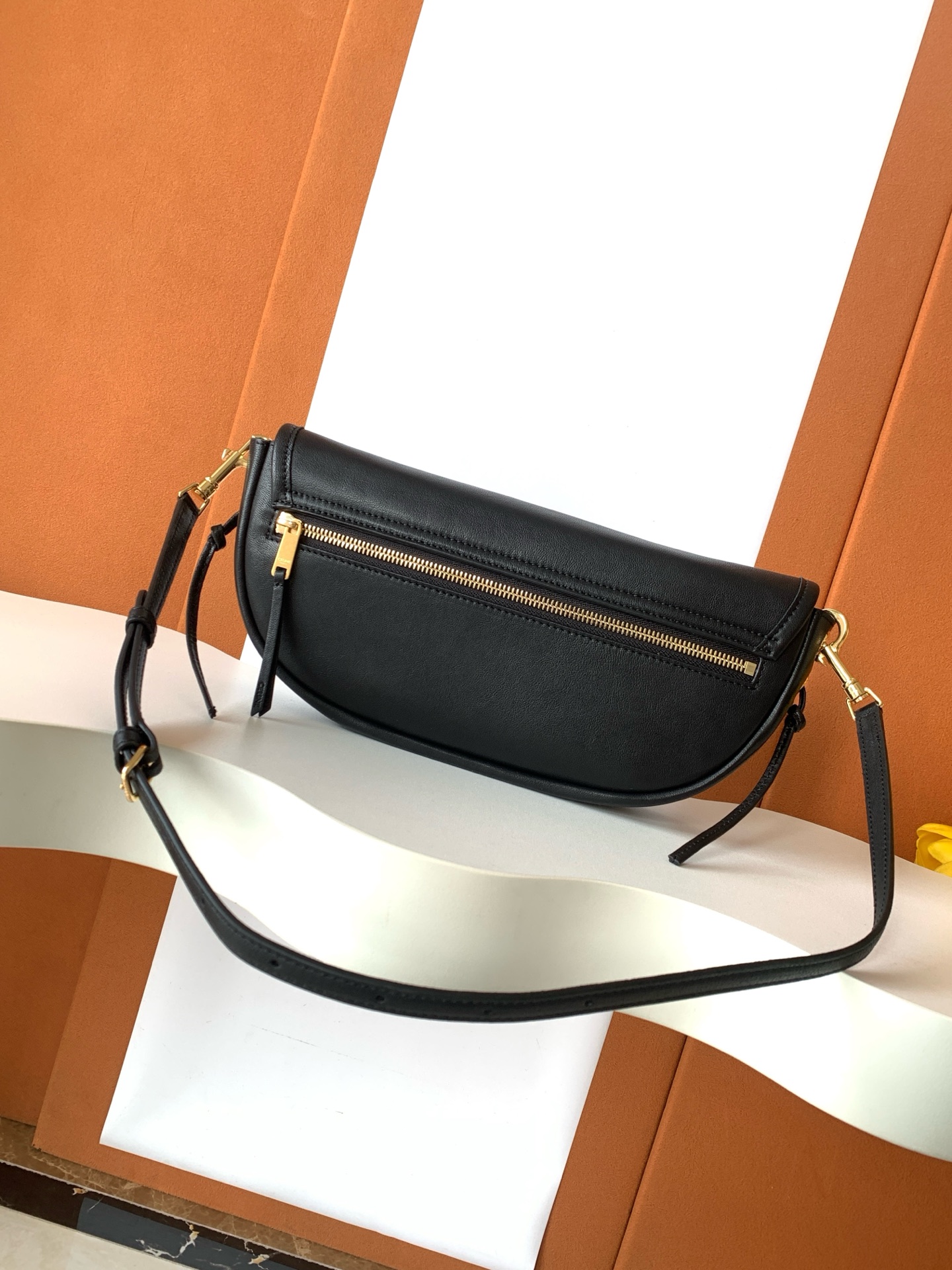 Fendi 全钢五金CE Halfmoon 半月包 mini到货
