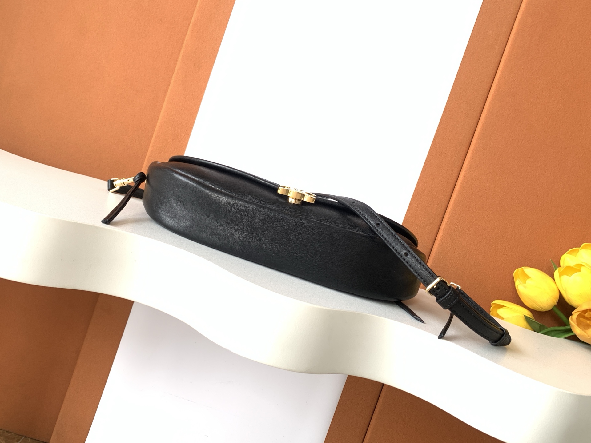 Fendi 全钢五金CE Halfmoon 半月包 mini到货
