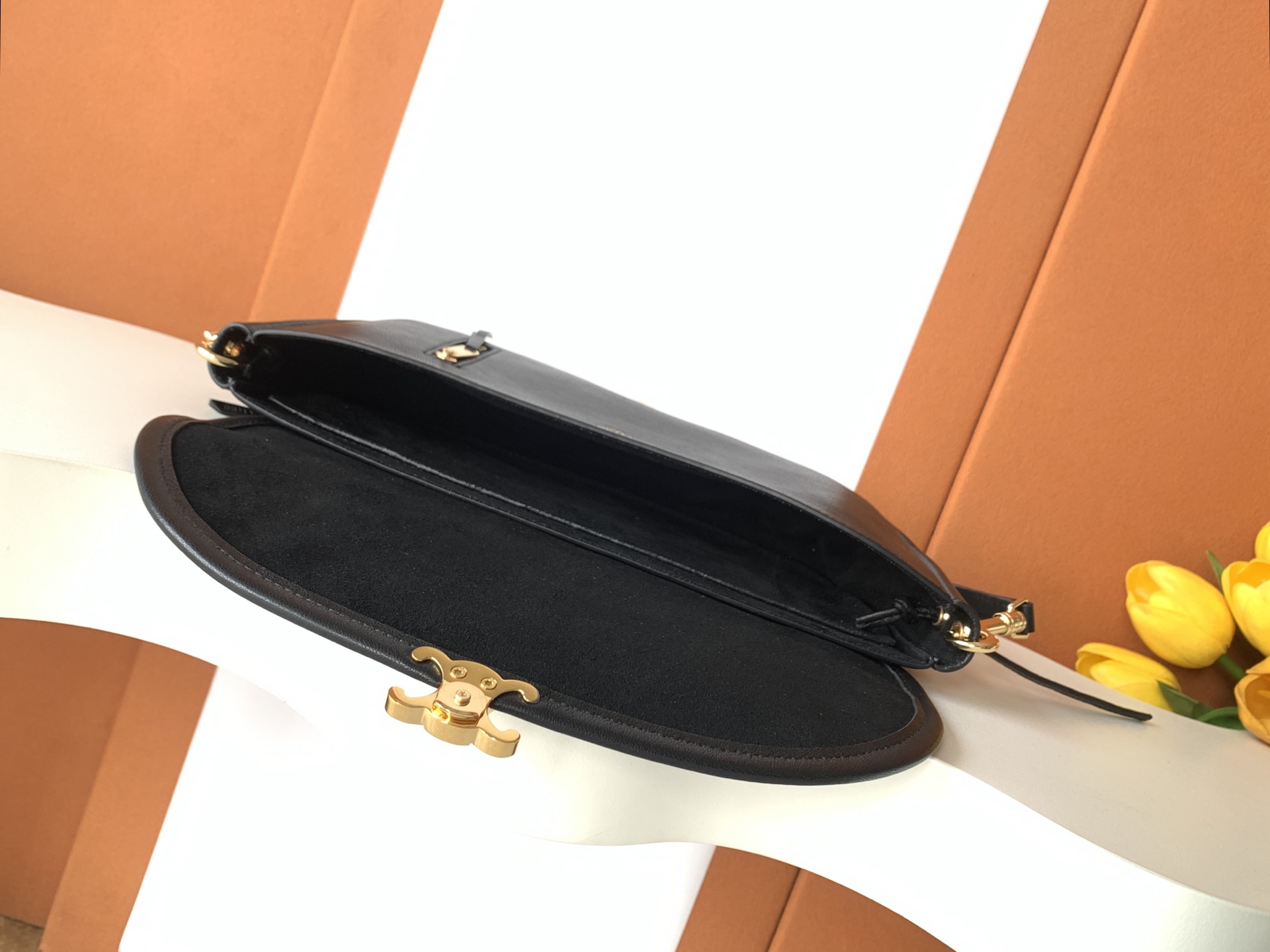Fendi 全钢五金CE Halfmoon 半月包 mini到货