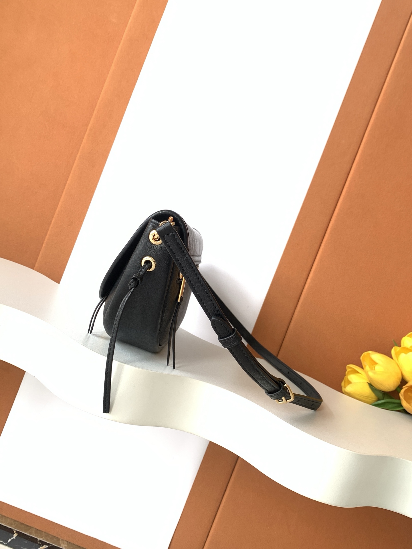 Fendi 全钢五金CE Halfmoon 半月包 mini到货