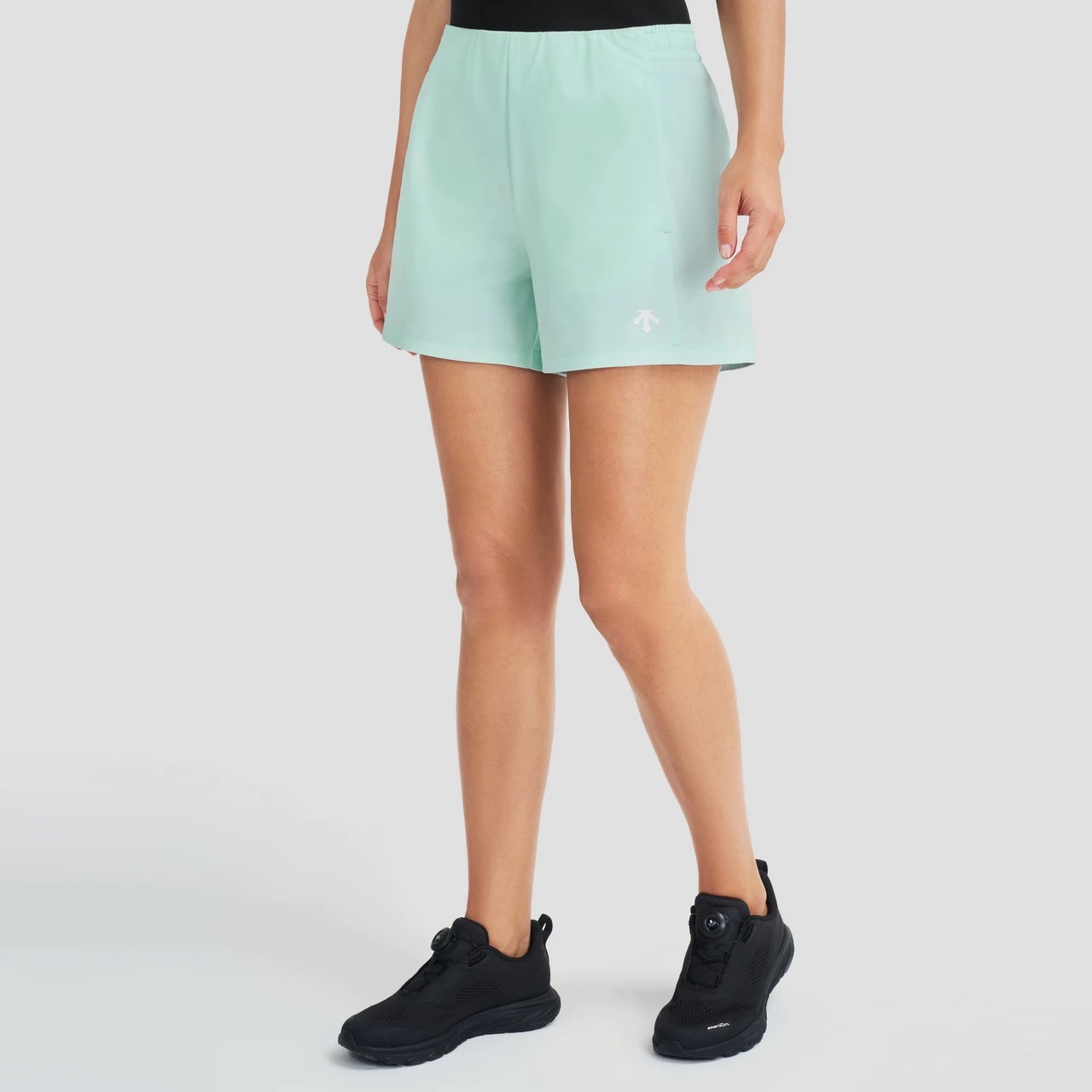 P105💰
DESCENTE迪桑特WOMEN’S TRAINING系列女士梭织短裤夏季新品,梭织奢级面料,重新诠释舒适哲学
严选SCHEMATECH纱线织造,面料触感冰爽,凉感亲肤,同时具有接触瞬间凉感功能,兼具挺括垂坠感与透气吸湿性,高温夏日也能保持自在清爽。细腻织纹彰显高级质感,从细节处流露不凡品味。
底边无痕压胶设计风格
侧兜拉链开模定制
三色高阶色系,承包你的四季衣橱
从基础百搭色到流行莫兰迪色系全覆盖。无论是搭配潮牌印花T恤、简约纯色背心,还是oversize衬衫叠穿,皆能碰撞出独特风格火花。
✨ 场景适配公式
✔️ 日常出街:搭配帆布鞋,轻松拿捏松弛感高街风;
✔️ 运动休闲:搭配运动背心+老爹鞋,健身房与咖啡馆无缝切换;
✔️ 情侣穿搭:同色系不同饱和度组合,低调秀恩爱更显高级;
✔️ 叠穿彩蛋:外搭长款衬衫或薄开衫,早秋过渡季也能玩出层次感。
质感细节解析
• 弹性腰围设计:内置高弹橡筋,兼顾舒适度与包容性,静态穿搭有型,动态活动无束缚。
为日常穿搭注入「毫不费力的高级」。无论是追求简约的极简主义者,还是热衷混搭的潮流玩家,都能在这找到属于自己的风格答案。。
颜色:黑色 粉色 绿色
尺码: M L XL XXL
松紧腰围 34.5 36.5 38.5 40.5
脚口 32 33 34 35
臀围 51 53 55 57
裤长 35 36.5 38 39.5