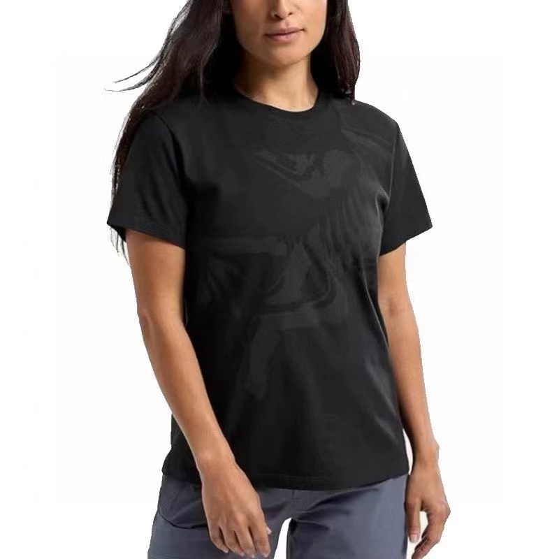 P100💰
ARC'TERYZ / 始祖鸟 三色Bird cotton 女士短袖大鸟标LOGO圆领针织上衣T恤
面料成分:50%聚酯纤维 50%弹力聚酯纤维
产品特点:采用轻量化科技感速干面料,具有冷感、超弹、快干、抑菌和抗紫外线等优点,轻薄又肉感十足挺括有型,经过棉感处理,手感舒柔细软仿佛棉质,抗皱易洗,吸湿排汗,清爽透气,运动出汗后,贴肌肤凉而不冰,享受舒适体感~
微宽松合身版型,优化身材比例,上身干净利落
精致小U领,凸显脖颈修长,领深适度防走光,展现迷人锁骨~
插肩袖设计,自然遮住肩部与上臂的肉肉,显瘦力max!!!
袖身拼接处采用四针六线麻丝工艺,稳固衣型,久洗不变形,腋下走线加宽,为活动增添余量。
领口、袖口和下摆都采用双针锁边,平顺整齐,耐用不易脱线!
柔和的低饱和度色系,满足不同风格的时髦精,轻松打造出夏日活力减龄感~
颜色 : 白色 黑色 雾灰 尺码 : S-XL
尺码 胸围 衣长 袖长
S 81 56.5 23.5
M 85 58.5 24.5
L 89 60.5 25.5
XL 93 62.5 26.5
建议体重
S码 80斤-100斤
M码 100斤-120斤
L码 120斤-140斤
XL码 140斤-160斤