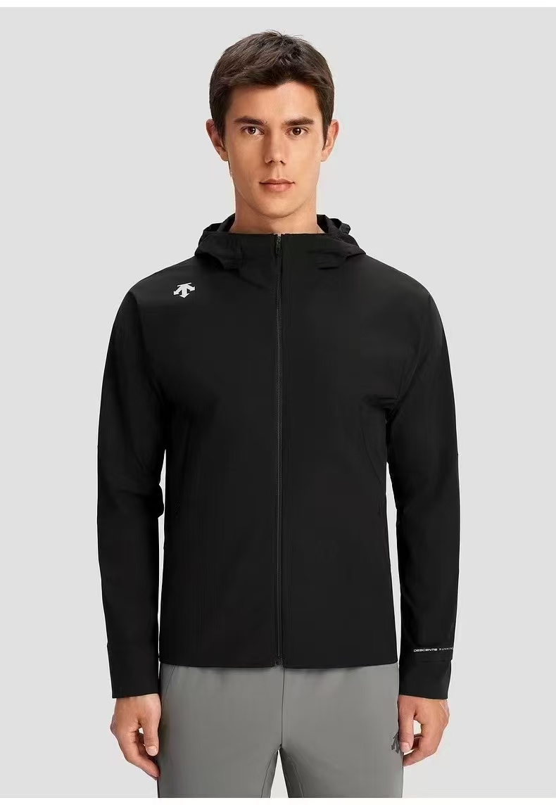 P210💰
DESCENTE / 迪桑特 轻量防晒服皮肤衣运动上衣
立体剪裁×AERO FLOW气流系统
原单工厂大货剩余,全部原数据特供面料辅料,夏季爆款防晒运动外套,轻量化型数量不多欢迎👏甩单
专为动态生活打造的全天候防护运动上衣,以创新科技重构运动穿着体验。采用功能性原纱凉感梭织面料,仅重135g的轻量质地如蝉翼般贴合肌肤,接触瞬间触发3℃体感温差,配合UPF120+防晒认证,有效阻隔98%紫外线侵袭,让烈日下的奔跑与通勤皆享清凉守护。
后背立体拼接剪裁突破传统设计桎梏,通过精准的裁片几何分割,实现肩胛与腰际的双维度延展空间,配合双透气天窗的镂空结构,形成动态气流通道。搭载专利AERO FLOW空气导流系统,利用运动时产生的风压差加速空气循环,实测散热效率提升40%,让高强度训练中的汗气迅速蒸腾,后背始终保持干爽呼吸感。
ACTIVE运动版型以人体工学黄金比例构建,微收腰线配合前短后长下摆,兼顾跑步行进间的灵活度与视觉利落感。四向弹力面料搭载Y型走线工艺,在瑜伽拉伸、器械训练等大幅度动作中仍能保持零束缚贴合。极简无痕接缝设计搭配,轻松衔接运动场景与日常穿搭,从健身房到咖啡厅无缝切换,重新定义都市机能美学。
颜色 : 黑色 白色
尺码 : M-3XL
胸围 袖长 衣长
M 106 85 66.5
L 111 87 68
XL 116 89 69.5
XXL 121 91 71
3XL 126 92 71.5