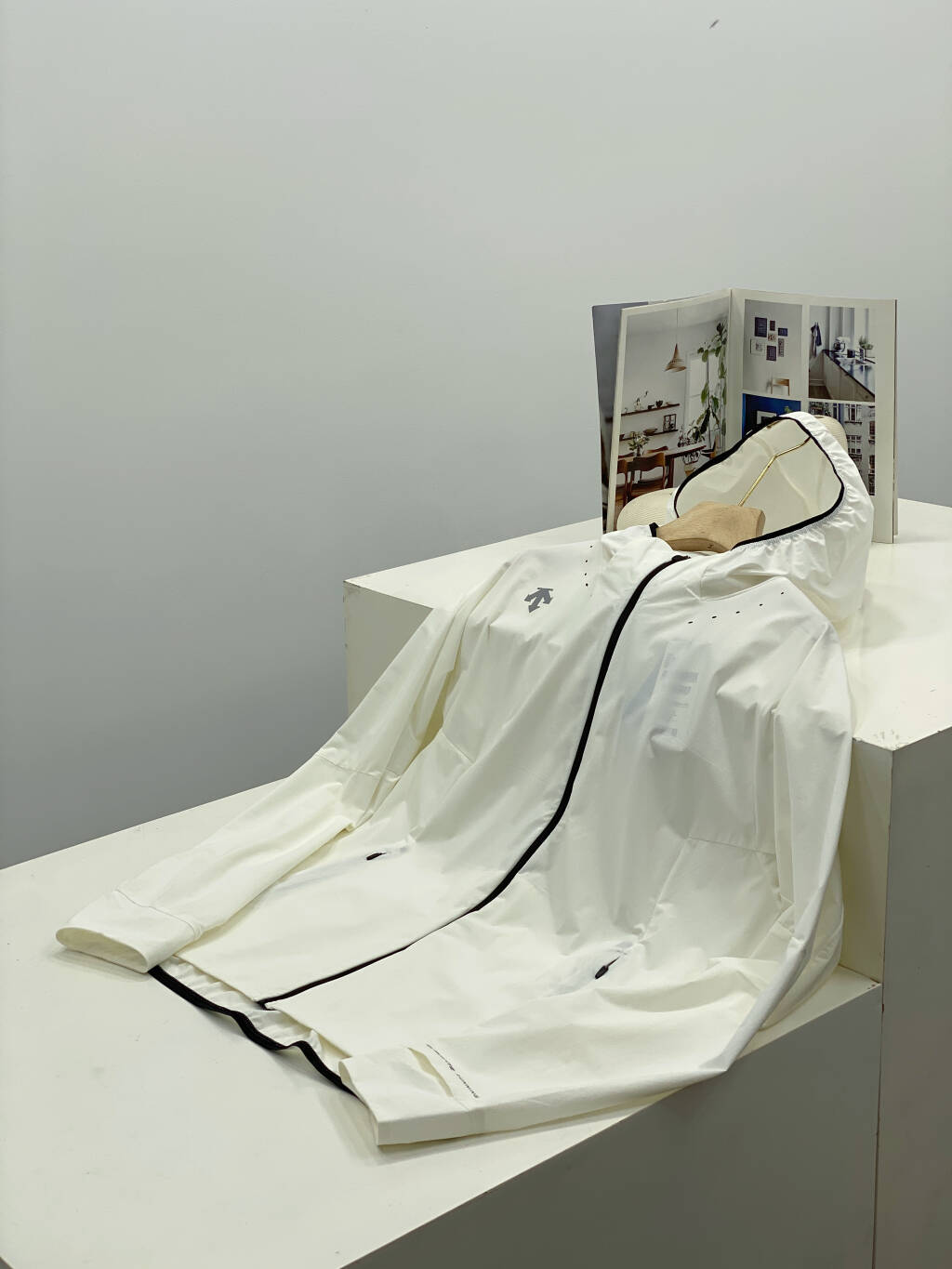 P210💰
DESCENTE / 迪桑特 轻量防晒服皮肤衣运动上衣
立体剪裁×AERO FLOW气流系统
原单工厂大货剩余,全部原数据特供面料辅料,夏季爆款防晒运动外套,轻量化型数量不多欢迎👏甩单
专为动态生活打造的全天候防护运动上衣,以创新科技重构运动穿着体验。采用功能性原纱凉感梭织面料,仅重135g的轻量质地如蝉翼般贴合肌肤,接触瞬间触发3℃体感温差,配合UPF120+防晒认证,有效阻隔98%紫外线侵袭,让烈日下的奔跑与通勤皆享清凉守护。
后背立体拼接剪裁突破传统设计桎梏,通过精准的裁片几何分割,实现肩胛与腰际的双维度延展空间,配合双透气天窗的镂空结构,形成动态气流通道。搭载专利AERO FLOW空气导流系统,利用运动时产生的风压差加速空气循环,实测散热效率提升40%,让高强度训练中的汗气迅速蒸腾,后背始终保持干爽呼吸感。
ACTIVE运动版型以人体工学黄金比例构建,微收腰线配合前短后长下摆,兼顾跑步行进间的灵活度与视觉利落感。四向弹力面料搭载Y型走线工艺,在瑜伽拉伸、器械训练等大幅度动作中仍能保持零束缚贴合。极简无痕接缝设计搭配,轻松衔接运动场景与日常穿搭,从健身房到咖啡厅无缝切换,重新定义都市机能美学。
颜色 : 黑色 白色
尺码 : M-3XL
胸围 袖长 衣长
M 106 85 66.5
L 111 87 68
XL 116 89 69.5
XXL 121 91 71
3XL 126 92 71.5