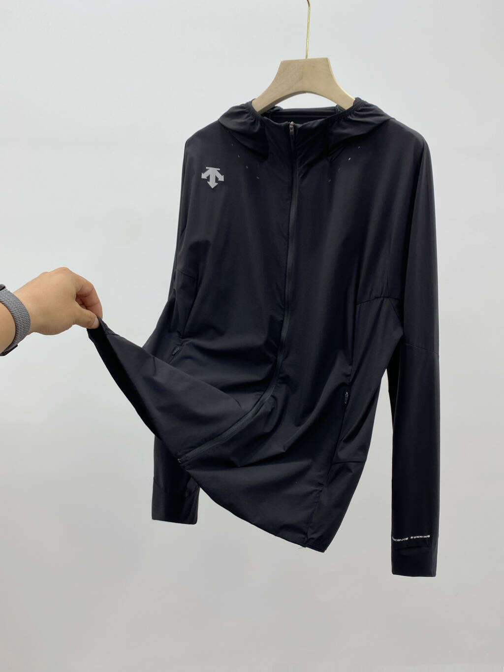 P210💰
DESCENTE / 迪桑特 轻量防晒服皮肤衣运动上衣
立体剪裁×AERO FLOW气流系统
原单工厂大货剩余,全部原数据特供面料辅料,夏季爆款防晒运动外套,轻量化型数量不多欢迎👏甩单
专为动态生活打造的全天候防护运动上衣,以创新科技重构运动穿着体验。采用功能性原纱凉感梭织面料,仅重135g的轻量质地如蝉翼般贴合肌肤,接触瞬间触发3℃体感温差,配合UPF120+防晒认证,有效阻隔98%紫外线侵袭,让烈日下的奔跑与通勤皆享清凉守护。
后背立体拼接剪裁突破传统设计桎梏,通过精准的裁片几何分割,实现肩胛与腰际的双维度延展空间,配合双透气天窗的镂空结构,形成动态气流通道。搭载专利AERO FLOW空气导流系统,利用运动时产生的风压差加速空气循环,实测散热效率提升40%,让高强度训练中的汗气迅速蒸腾,后背始终保持干爽呼吸感。
ACTIVE运动版型以人体工学黄金比例构建,微收腰线配合前短后长下摆,兼顾跑步行进间的灵活度与视觉利落感。四向弹力面料搭载Y型走线工艺,在瑜伽拉伸、器械训练等大幅度动作中仍能保持零束缚贴合。极简无痕接缝设计搭配,轻松衔接运动场景与日常穿搭,从健身房到咖啡厅无缝切换,重新定义都市机能美学。
颜色 : 黑色 白色
尺码 : M-3XL
胸围 袖长 衣长
M 106 85 66.5
L 111 87 68
XL 116 89 69.5
XXL 121 91 71
3XL 126 92 71.5