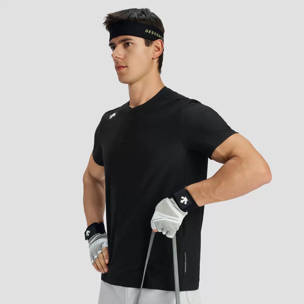 P100💰
DESCENTE迪桑特 | TRAINING系列综训男士亨利领速干短袖T恤.科技赋能运动,型格定义风尚
高端运动基因,瑞士品质背书
源自瑞士的高端运动品牌迪桑特,以创新技术与专业设计闻名全球。TRAINING系列专为运动爱好者打造,将滑雪服领域的尖端科技融入日常训练,赋予每一件单品卓越性能。
创新速干面料,无惧汗水挑战
吸湿速干:采用高性能速干面料,快速蒸发汗液,保持运动全程干爽舒适,告别黏腻不适。
透气网眼设计:背部及腋下透气结构增强空气流通,即使高强度训练也能保持清爽。
亨利领设计,硬汉与潮男的跨界魅力
经典与时尚融合:亨利领源自赛艇运动,半开襟设计兼具复古与摩登感,解锁多种穿搭可能——单穿展现锁骨线条,内搭叠穿提升层次感。
立体剪裁:肩部加强车线工艺,修饰肩颈线条,凸显挺拔身型,运动场或街头皆能成为焦点。细节匠心,定义运动美学.人体工学版型:贴合亚洲男性身形,活动时无束缚感,大幅提升运动灵活性。
耐久工艺:精密缝制与高弹性面料结合,经多次洗涤仍保持挺括如新。
多场景适配,从健身房到都市生活
无论是晨跑、健身房训练,还是周末休闲聚会,一件T恤轻松切换运动与生活模式。搭配运动短裤利落有型,组合休闲裤则秒变极简潮男。
颜色:黑色,藏青
尺码:M-2XL
M码:胸围110cm-衣长72cm-肩宽50cm-袖长23cm
L码:胸围114cm-衣长74cm-肩宽52cm-袖长24cm
XL码:胸围118cm-衣长75cm-肩宽54cm-袖长25cm
2XL码:胸围122cm-衣长77cm-肩宽56cm-袖长26cm