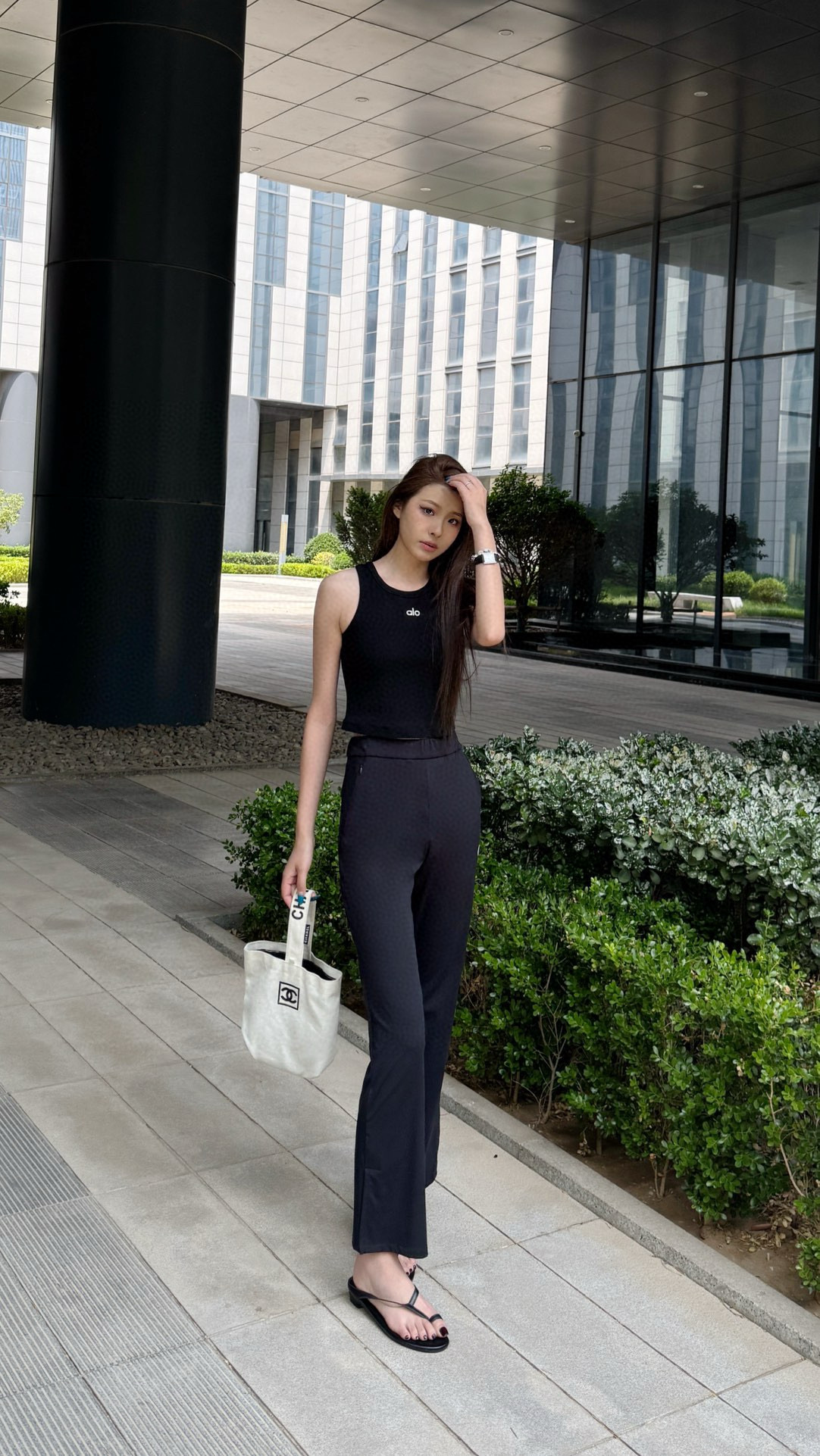 P115💰  
DESCENTE 迪桑特夏季新女士户外运动休闲速干长裤
常牛‬的一休款‬闲裤。速干面料裤子种各‬细看节‬图。上手的觉感‬没得挑。良产心‬品。物所超‬值。细节，注细意‬节部分，都是好最‬的。可看以‬图。
简洁前沿时尚版型设计.休闲，低调，突现大牌风范！
高端定制锦纶速干面 料纹路清晰，超有质感。质地相当细腻舒适,手感超级柔软细腻，拿到手第一感觉就是面料真心的是好面料！克重高从面料到品质无可挑剔！版型又显瘦这条裤子谁穿谁好看！上身无敌显瘦！
没有什么多余的设计，一条简单的基本款百搭休闲运动裤.腰部是松紧腰设计，另外搭配抽绳！处处细节设计到位，做工扎实 自穿或送人不二的选择！满足任何身材的穿着需要！任意搭配各种鞋子！三标齐全！
颜色: 黑色
尺码: M   L   XL    XXL
裤长100 101 102    103
臀围90  94  98    102
裤脚22  23  24     24
建议 100斤  120斤 135斤  150斤