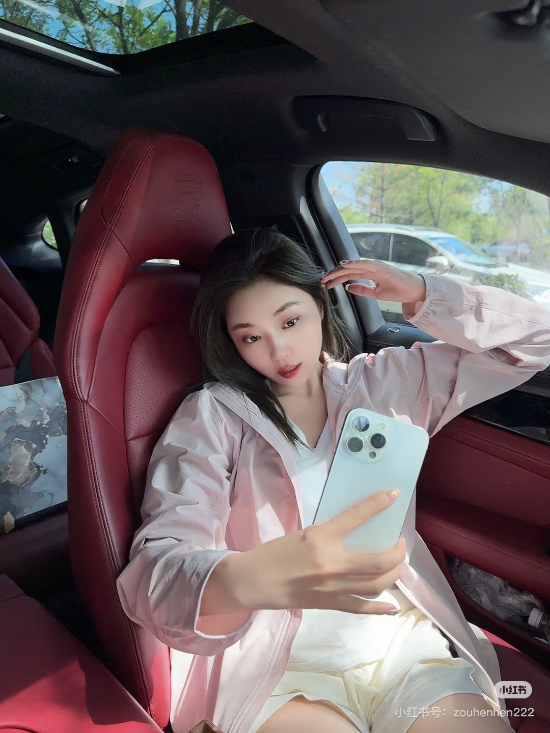 P175💰
ARC'TERYX始祖鸟女款夏季UPF60+超轻风衣/皮肤衣防晒服
极简科技 · 轻盈防护 · 夏日必备
• UPF60+防晒:采用 轻量化尼龙面料(部分款式含回收聚酯纤维),防晒指数达UPF60+,有效阻挡95%紫外线,适合日常通勤或户外活动。
• 超轻透气:重量仅 130-155g(M码),搭配 CoolCore凉感科技 或 腋下网眼拼接,快速排汗降温,夏季穿着无闷热感。
• 多功能设计:
◦ DWR防泼水涂层:应对突发小雨,保持干爽;
◦ 可收纳风帽:部分款式配备 StormHood™ 或隐藏式风帽,360°防晒防风;
◦ 隐形口袋:侧边拉链口袋兼作收纳袋,压缩后仅拳头大小。
• 时尚剪裁:修身或常规版型,立体剪裁贴合女性身形,山系风格配色(如豆沙绿、以太蓝、野芝粉)提升穿搭质感。
适用场景:城市通勤、徒步、骑行、旅行,兼顾防晒与防风需求。
女款尺码表(XS-L)
颜色:黑色,粉色
尺码 胸围(cm) 腰围(cm) 臀围(cm) 袖长(cm) 后中长(cm) 建议体重(斤)
XS 84 68 92 76 - 95-110
S 89 73 97 78 - 110-130
M 94 78 102 81 - 130-150
L 102 86 110 82 - 150-170
注:始祖鸟尺码偏大,若需叠穿或喜欢宽松效果可考虑选小一码。