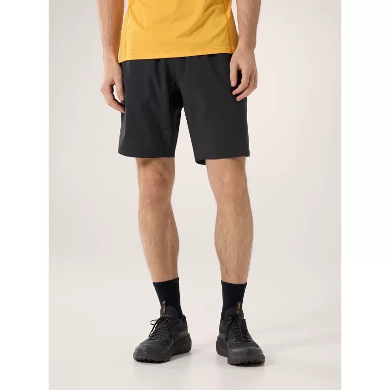 P95💰
ARC'TERYX始祖鸟 INCENDO SHORT 9" 男子速干短裤

——轻薄透气·户外全能·科技防晒

1. 核心科技

  ◦ 面料：采用4向弹力Fortius™ Air 50尼龙平纹面料，轻盈透气且耐用，搭配F0双层编织技术，防泼水/透气/四面弹兼备。

  ◦ 防晒性能：UPF 60+防晒指数，有效阻挡紫外线。

  ◦ 速干设计：汗水快速导出蒸发，保持干爽，适合高强度运动。

2. 功能细节

  ◦ 腰部设计：松紧抽绳腰带可调节，贴合不同腰围，弹力不勒腹。

  ◦ 储物空间：2个侧边拉链口袋+1个后翻盖口袋，安全收纳随身物品。

  ◦ 剪裁优化：9英寸内缝标准版型，关节式立体剪裁，活动自如不卡裆。

3. 适用场景

越野跑、徒步、攀岩、城市通勤，一裤应对多场景需求。

颜色：黑色

尺码表（M-2XL）

尺码	腰围（cm）	臀围（cm）	裤长（cm）	建议体重（斤）
M	78	106	44	100-125
L	82	110	46	125-145
XL	86	114	47	145-165
2XL	90	118	48	165-185