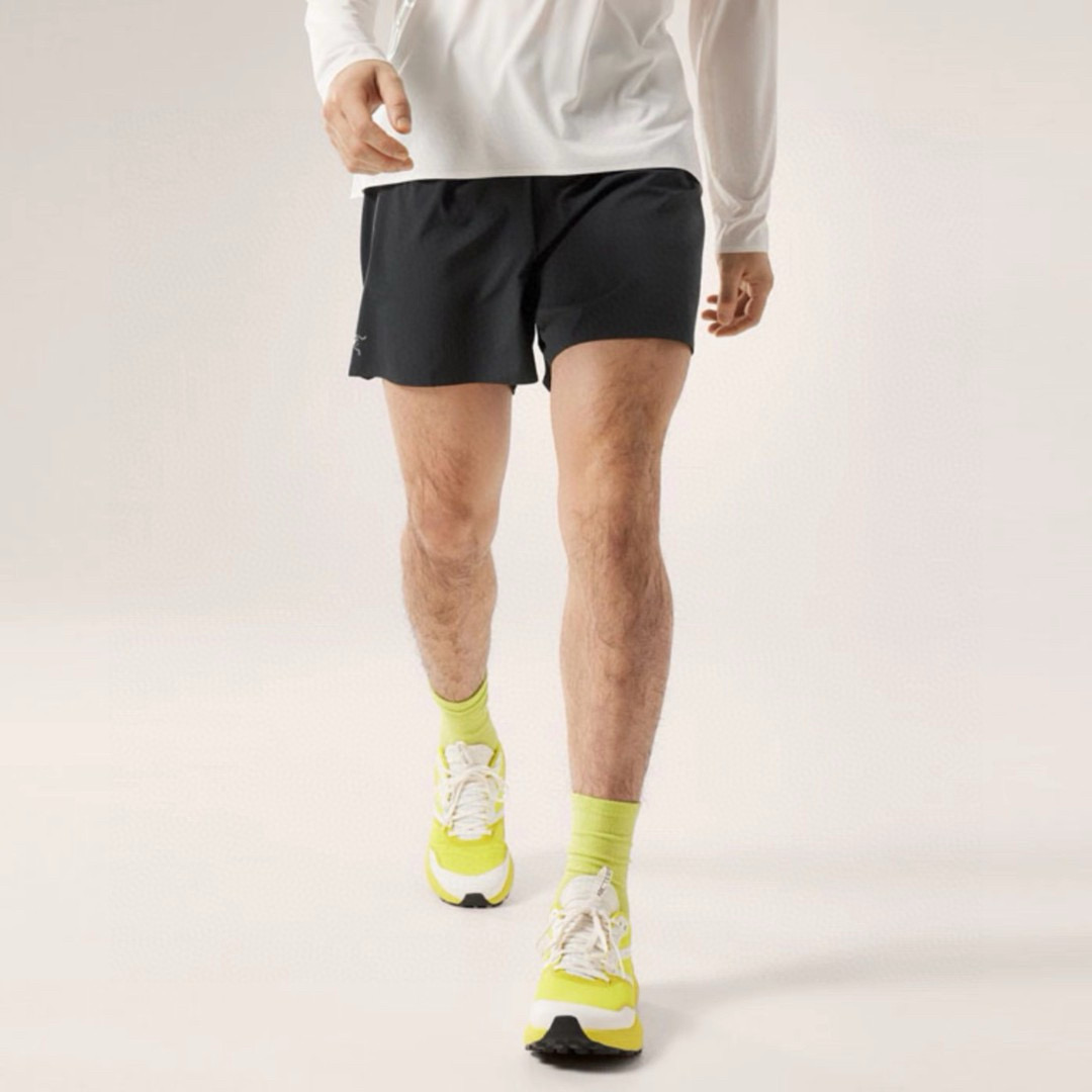 ARC’TERYX 始祖鸟夏季男子运动跑步健身速干运动短裤 始祖鸟科技面料运动休闲五分裤轻薄速干短裤休闲通勤机能短裤,裤脚压胶开叉设计. 品名:鸟三色运动短裤 颜色:黑色 藏青色 它是可以被定义为一条‘皮肤裤’,防晒抗撕裂,整条裤子包括腰部全带弹力, 让你切身体会到什么叫薄而不透,时刻保持干爽,清爽一夏的体验,都市机能轻量化弹力工装登山短裤, 采用F0双层编织,防泼水/透气/四面弹兼备的科技面料,让您在运动中获得舒适感. 面料拼接分区贴身设计,在需要的部位采用特殊面料,立体剪裁结构和胯部三角接片设计, 设计简洁的抽绳腰带调节器,背面两个口袋 采用功能面料,功能设计精心考究,人体工学剪裁,专为户外活动而设计. 腰围有拉绒涤纶里衬,吸湿排汗,手感轻便柔软! M腰围76,臀围110,裤长 46 穿130斤 L腰围80,臀围114,裤长48 穿150斤 XL腰围84,臀围118,裤长50 穿170斤 XXL腰围88,臀围121,裤长52 穿190斤 3XL腰围92,臀围126,裤长54 穿210斤