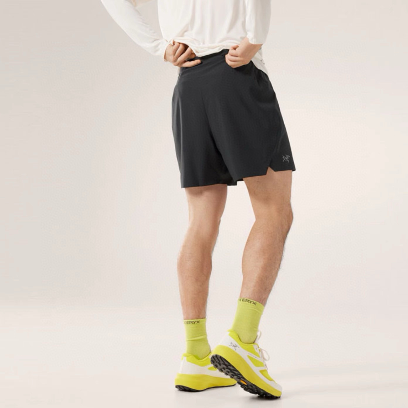 ARC’TERYX 始祖鸟夏季男子运动跑步健身速干运动短裤 始祖鸟科技面料运动休闲五分裤轻薄速干短裤休闲通勤机能短裤,裤脚压胶开叉设计. 品名:鸟三色运动短裤 颜色:黑色 藏青色 它是可以被定义为一条‘皮肤裤’,防晒抗撕裂,整条裤子包括腰部全带弹力, 让你切身体会到什么叫薄而不透,时刻保持干爽,清爽一夏的体验,都市机能轻量化弹力工装登山短裤, 采用F0双层编织,防泼水/透气/四面弹兼备的科技面料,让您在运动中获得舒适感. 面料拼接分区贴身设计,在需要的部位采用特殊面料,立体剪裁结构和胯部三角接片设计, 设计简洁的抽绳腰带调节器,背面两个口袋 采用功能面料,功能设计精心考究,人体工学剪裁,专为户外活动而设计. 腰围有拉绒涤纶里衬,吸湿排汗,手感轻便柔软! M腰围76,臀围110,裤长 46 穿130斤 L腰围80,臀围114,裤长48 穿150斤 XL腰围84,臀围118,裤长50 穿170斤 XXL腰围88,臀围121,裤长52 穿190斤 3XL腰围92,臀围126,裤长54 穿210斤