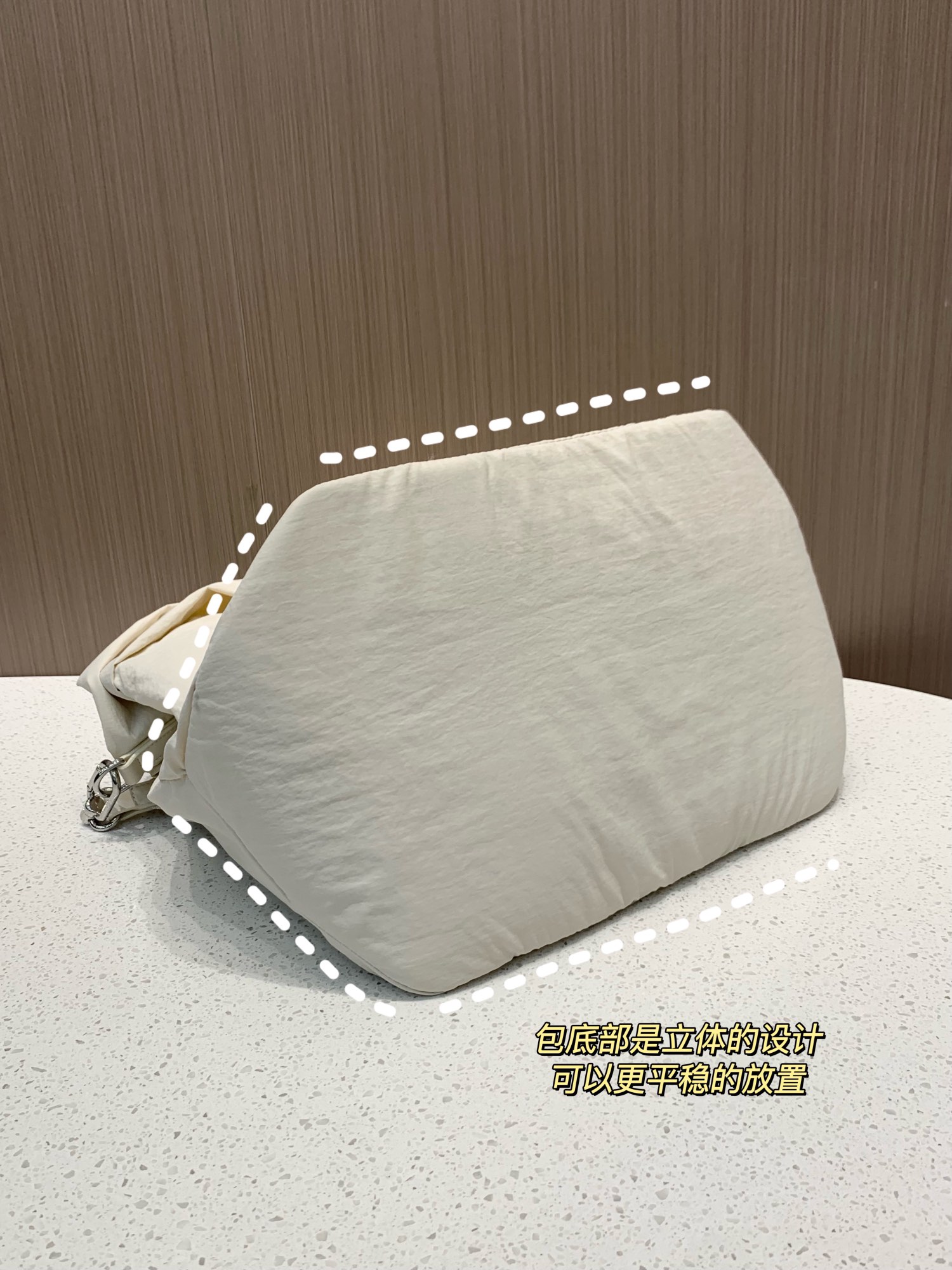 包型非常的立体，整只包简约百搭的哈，一枚小小的金属Logo点缀，底部也是有立体感的，卡扣开合安全便捷 5