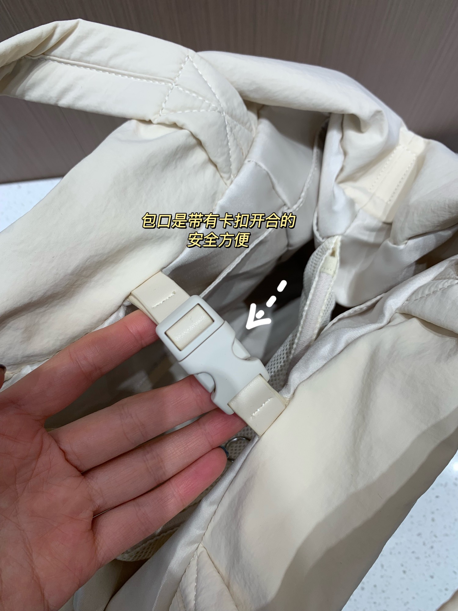 包型非常的立体，整只包简约百搭的哈，一枚小小的金属Logo点缀，底部也是有立体感的，卡扣开合安全便捷 6